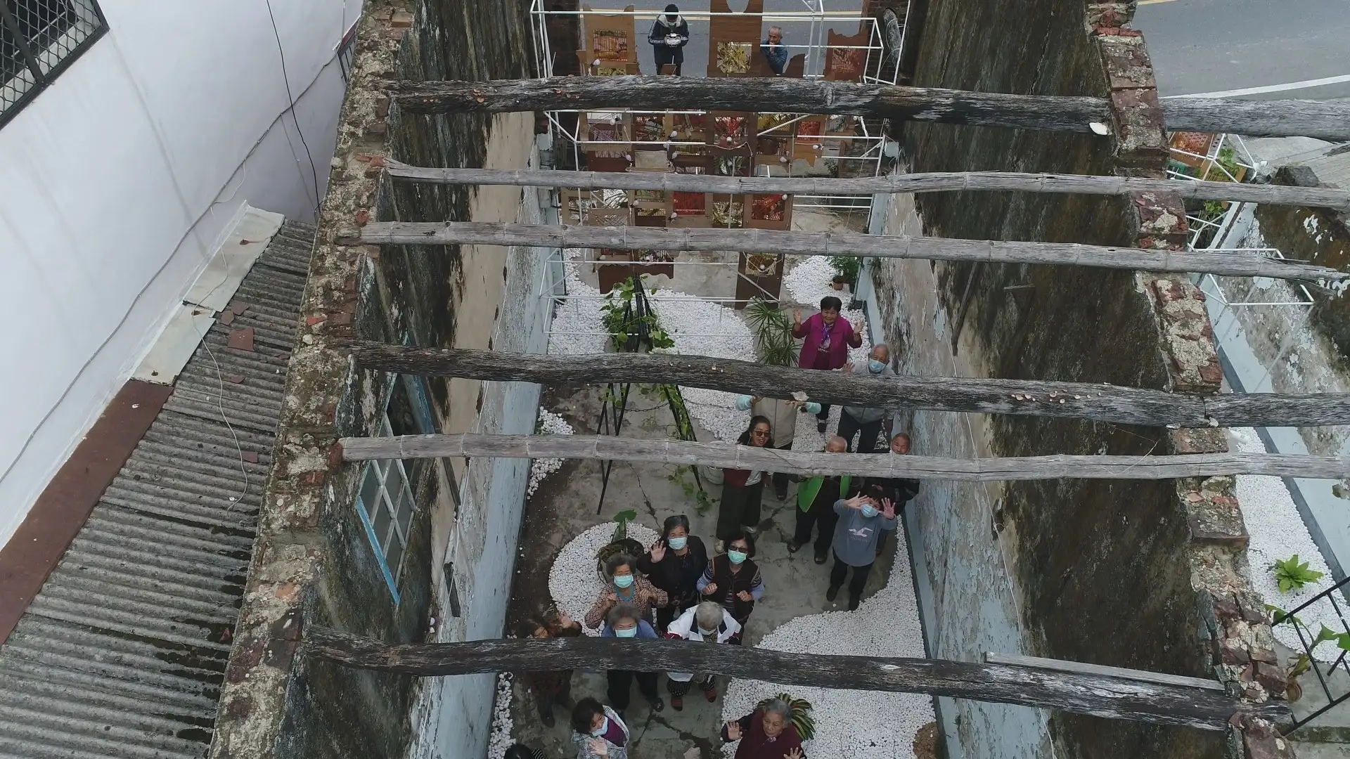 參與農村共創的耆老們，一起走入自己的作品中，堆疊屬於老屋的新記憶 。(圖/ 崑山科技大學 提供)