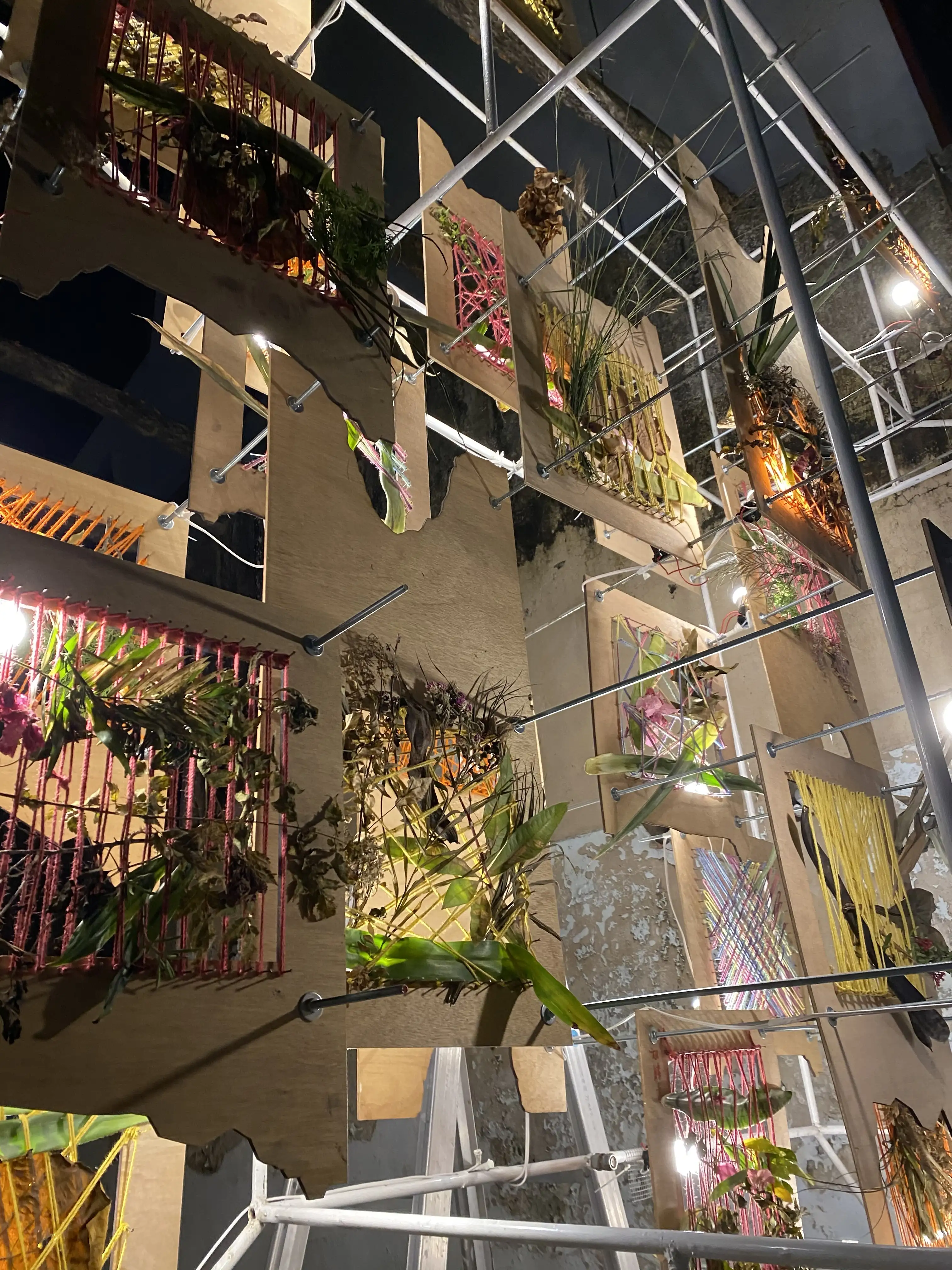 空設系與當地耆老合作，採集作物編織。(圖/ 崑山科技大學 提供)