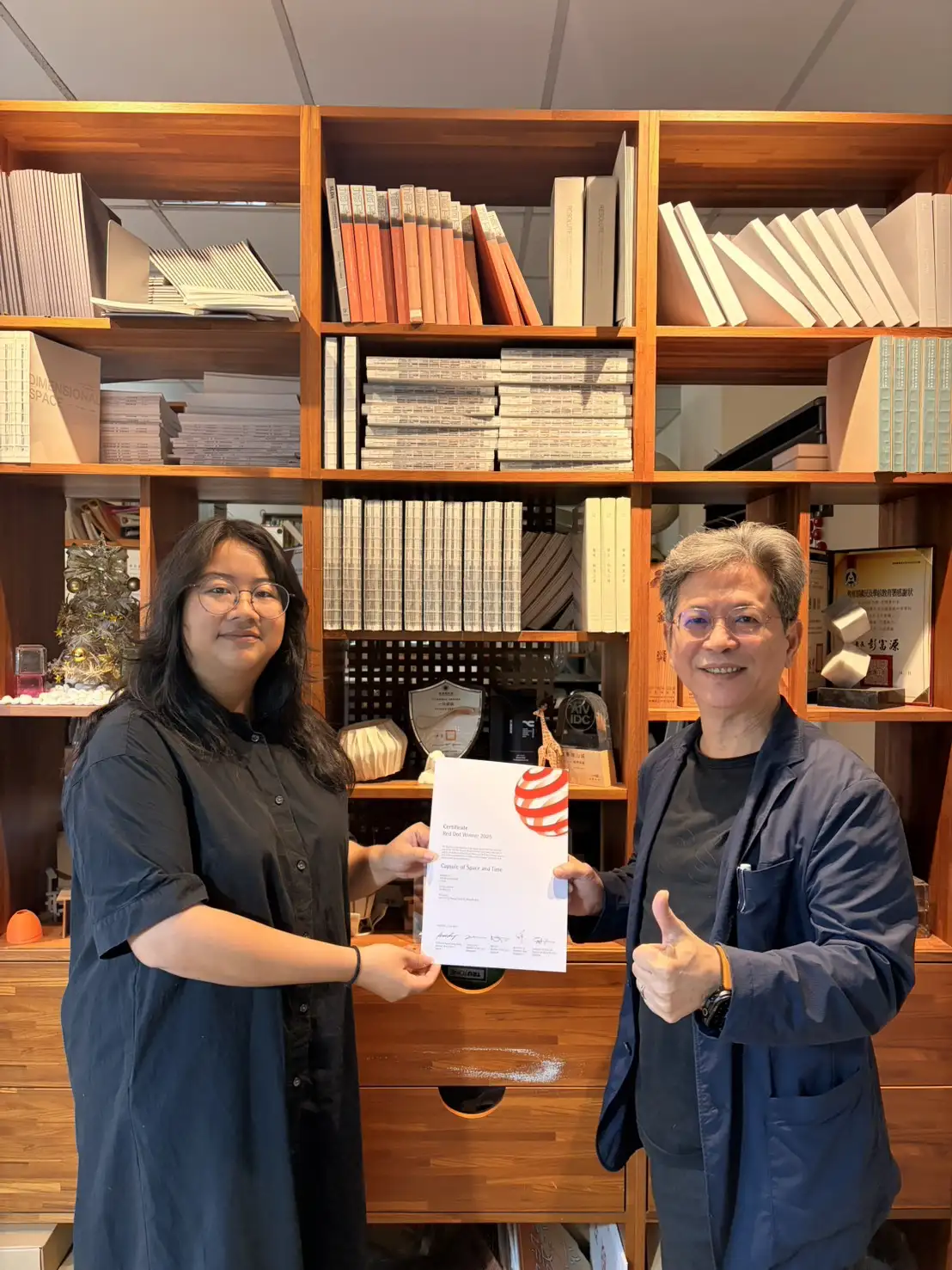 空設系張郁靂主任(右)肯定學生表現，與得獎學生林佳妤(左)合影。(圖/ 崑山科技大學 提供)