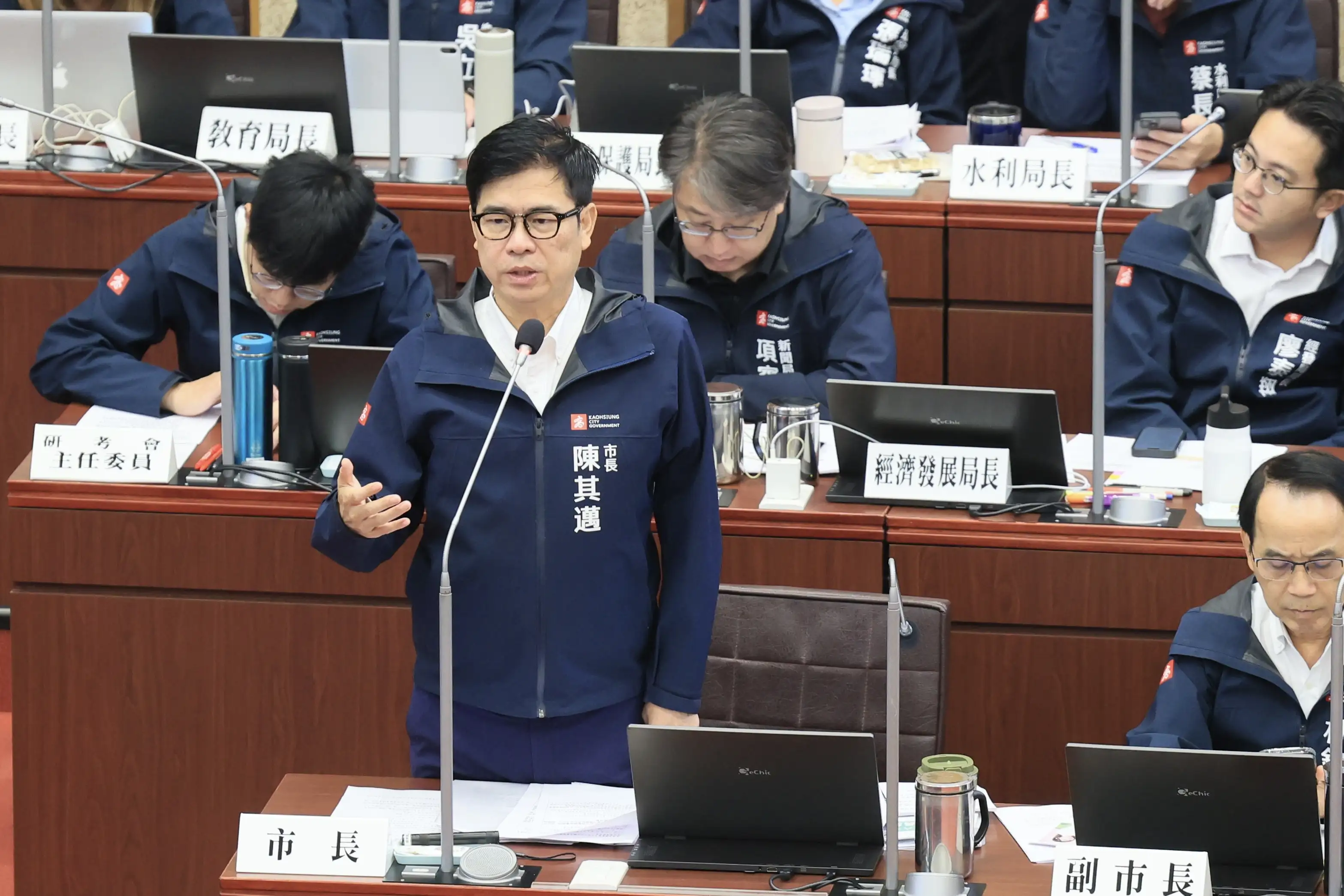 陳其邁回應公寓大廈工安議題，表示市府將持續補助住警器、滅火器等消防設備，並精進大樓工安與管理機制，提升民眾居住安全。（記者吳文生攝）