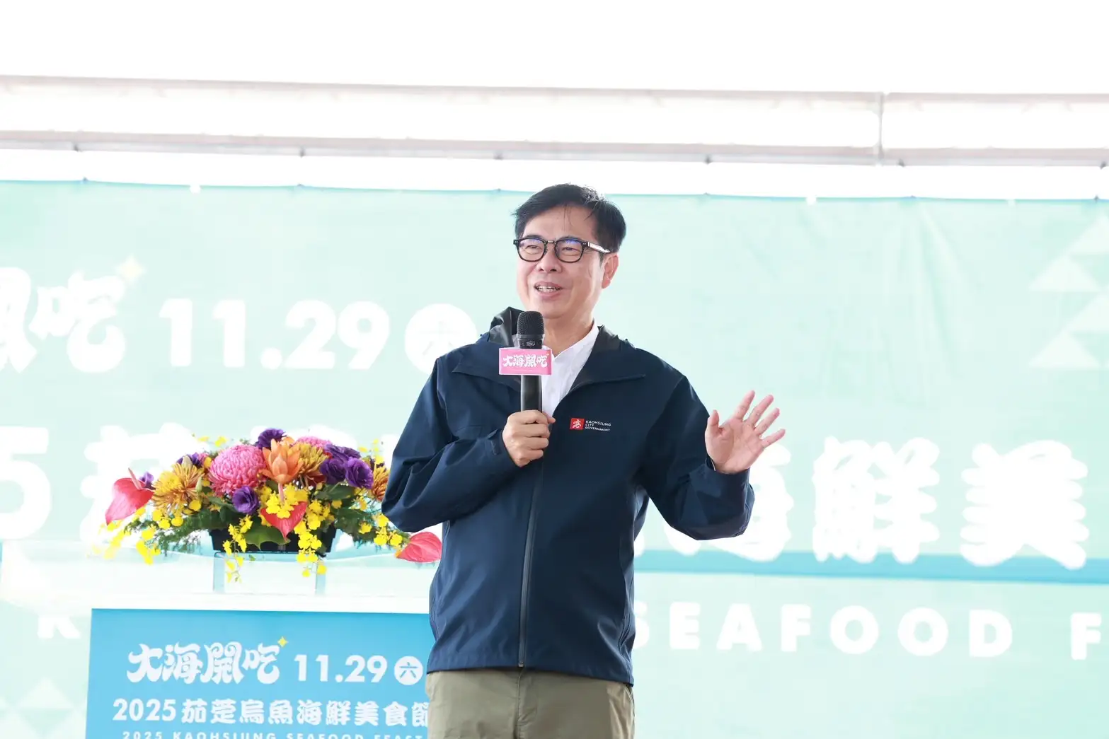 高雄市長陳其邁今（29）日出席「2025大海開吃」茄萣場開幕活動，與漁會代表共同揭幕，邀請民眾體驗在地漁村風情。（記者吳文生攝）