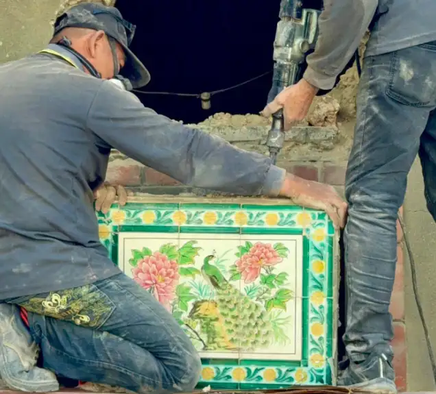 市議員邱于軒表示，她聯繫台灣花磚博物館，經過近兩週專業拆卸與細心作業，成功將珍貴花磚完整保存。（取自邱于軒臉書）