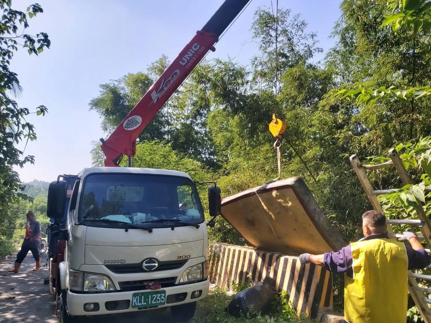 地主雇工進行髒亂點清理作業，改善環境品質。（環保局提供）