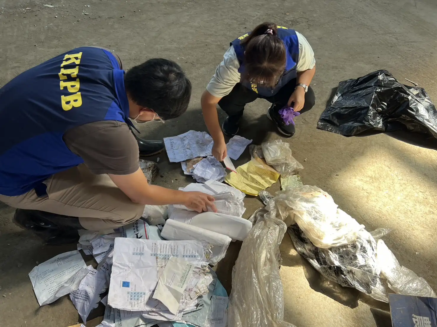 稽查人員破袋追查垃圾來源，釐清污染行為責任。（環保局提供）
