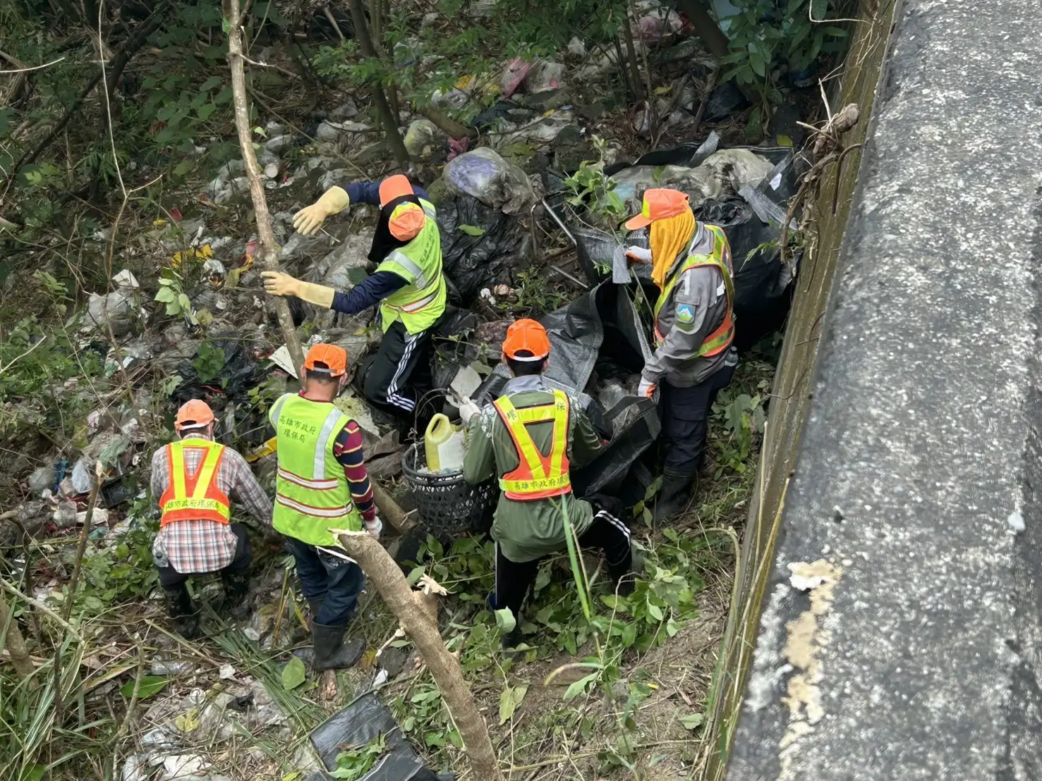 清潔隊協助清除大型髒亂點，恢復周邊環境整潔。（環保局提供）