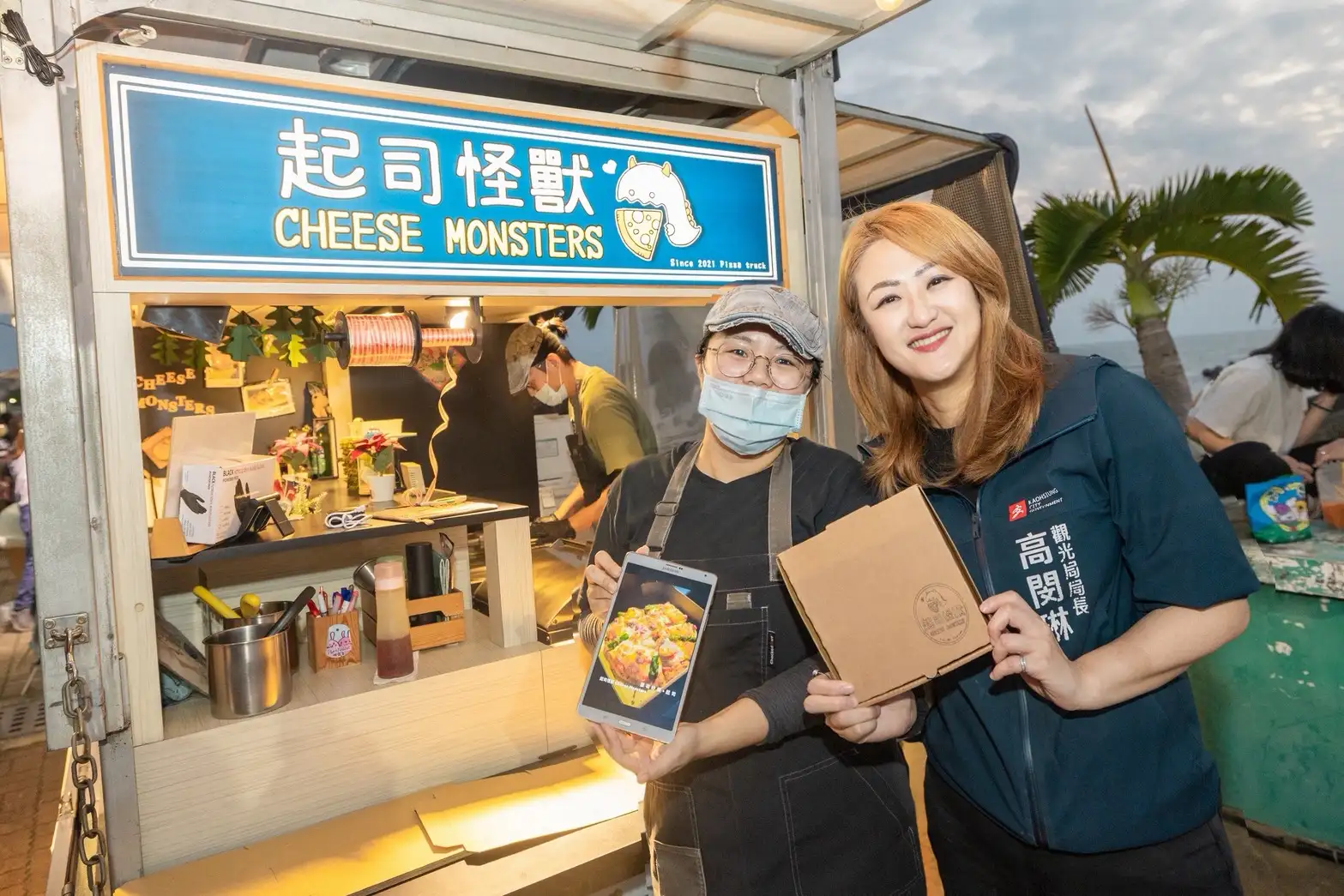 觀光局主辦之高雄海線潮旅行29日在梓官赤崁海濱登場，集結41家在地美食名店、文創餐車與風格樂團共襄盛舉。（觀光局提供）