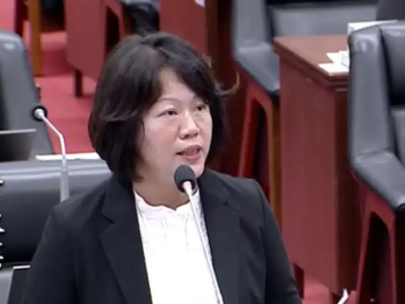 黃秋媖籲於岡山三公園規劃地下停車場　盼紓解中街壅塞改善交通