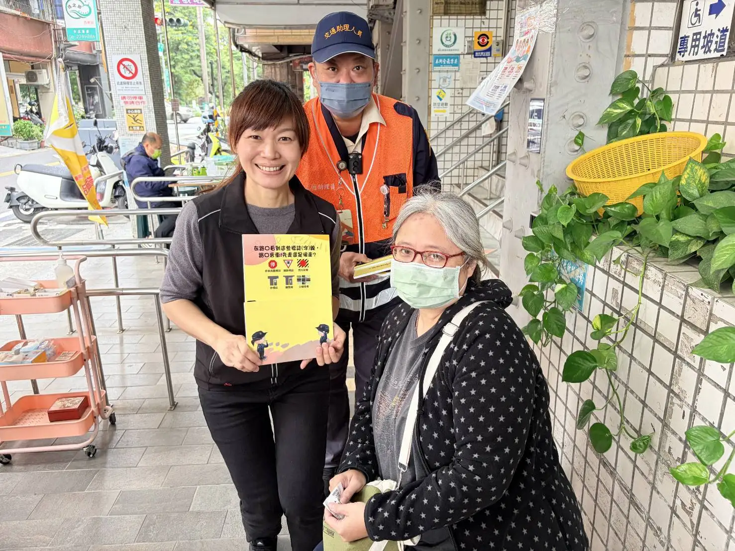 南警五分局員警前往北區衛生所，向等待施打疫苗的長者進行交通安全宣導，提醒行走注意事項，提升自我保護能力。(圖/南警五分局 提供)