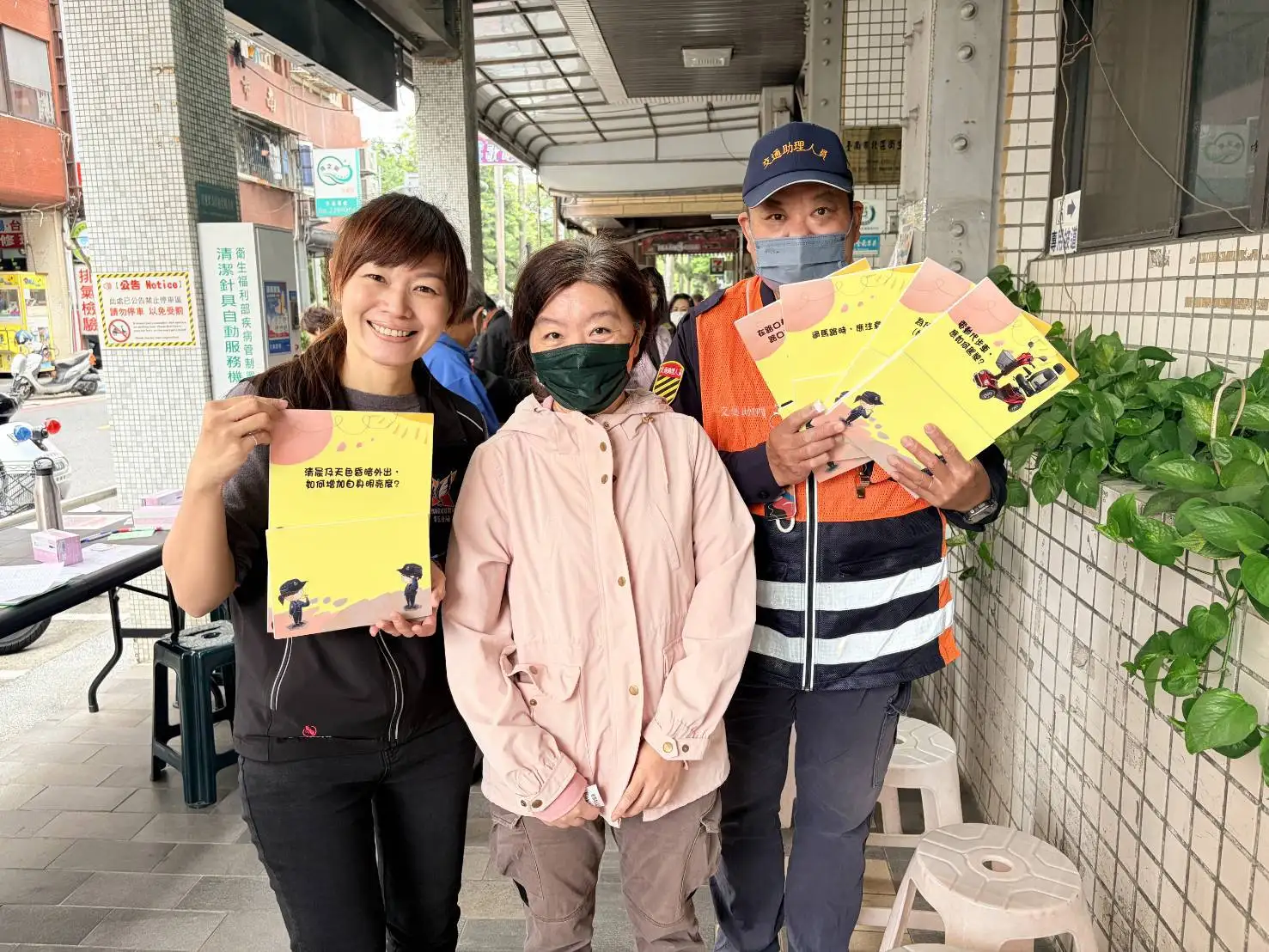 南警五分局員警前往北區衛生所，向等待施打疫苗的長者進行交通安全宣導，提醒行走注意事項，提升自我保護能力。(圖/南警五分局 提供)
