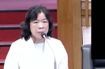 市議員陳麗珍為銀髮族發聲，呼籲市府審視長照專員評估標準，提供長輩往來C據點交通補助，並研議放寬敬老卡使用及增加點數。（記者吳文生攝）