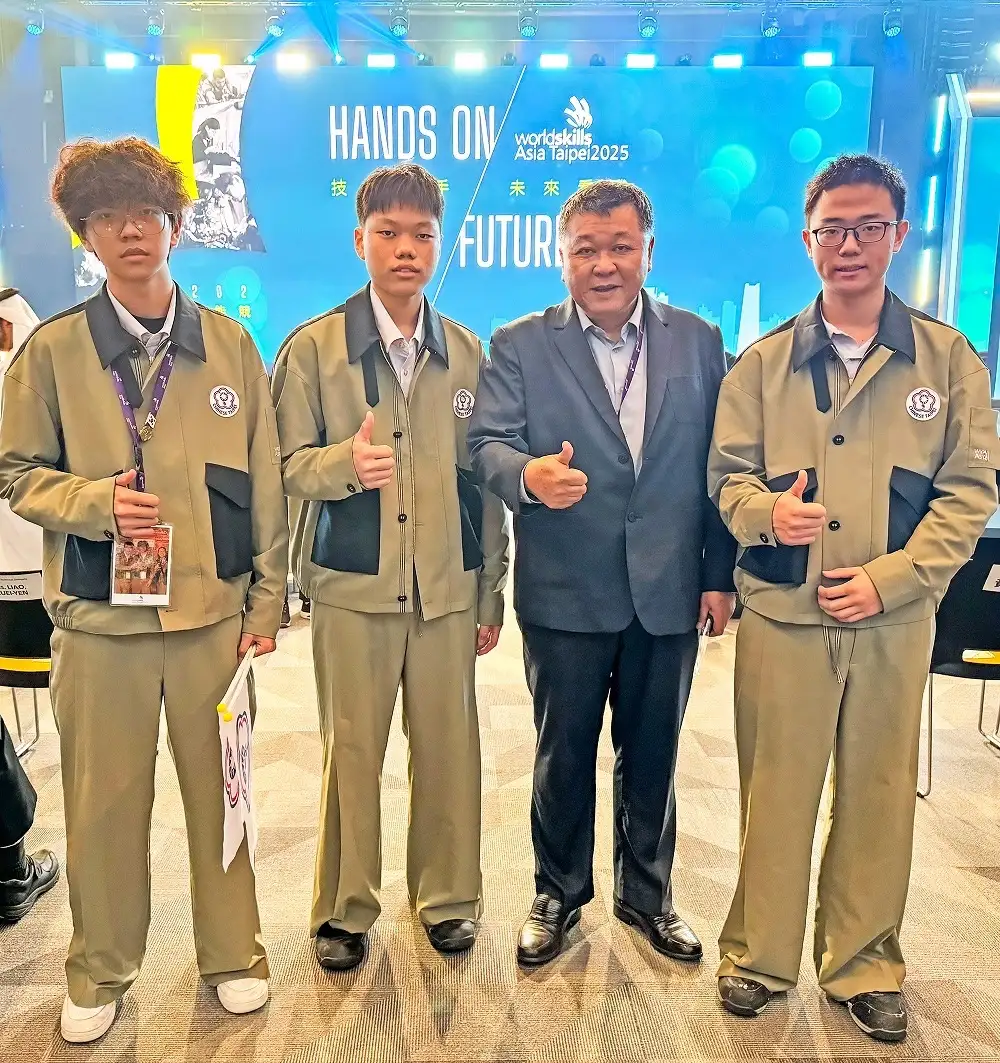 台灣代表隊勇奪第3屆亞洲技能競賽團體總冠軍，選手於頒獎台上展現亮眼成績，為台灣再創國際技能舞台榮耀。(圖/高屏澎東分署 提供)
