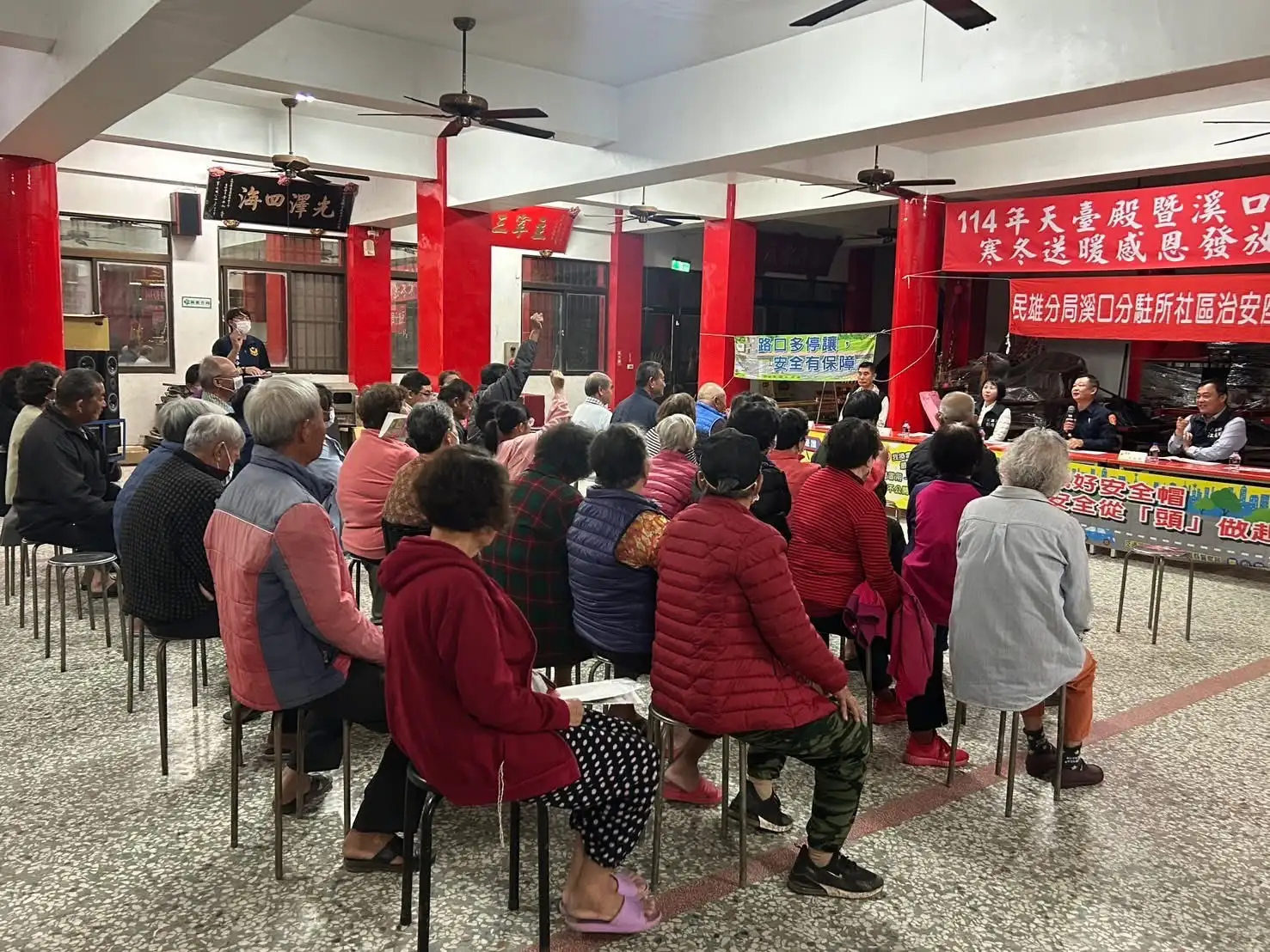 會議現場由警方、地方民代與社區居民共同參與，針對交通安全、防詐騙與婦幼保護進行宣導與交流。(圖/民雄分局柳溝派出所 提供)