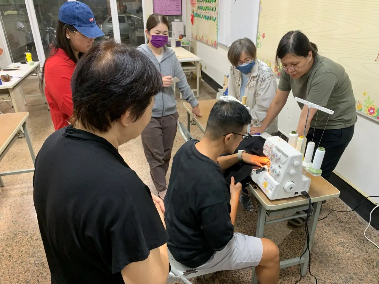 高雄市勞工大學第61期推出多元課程並擴增據點，吸引市民踴躍參與，展現充滿活力的進修氛圍。（勞工局提供）