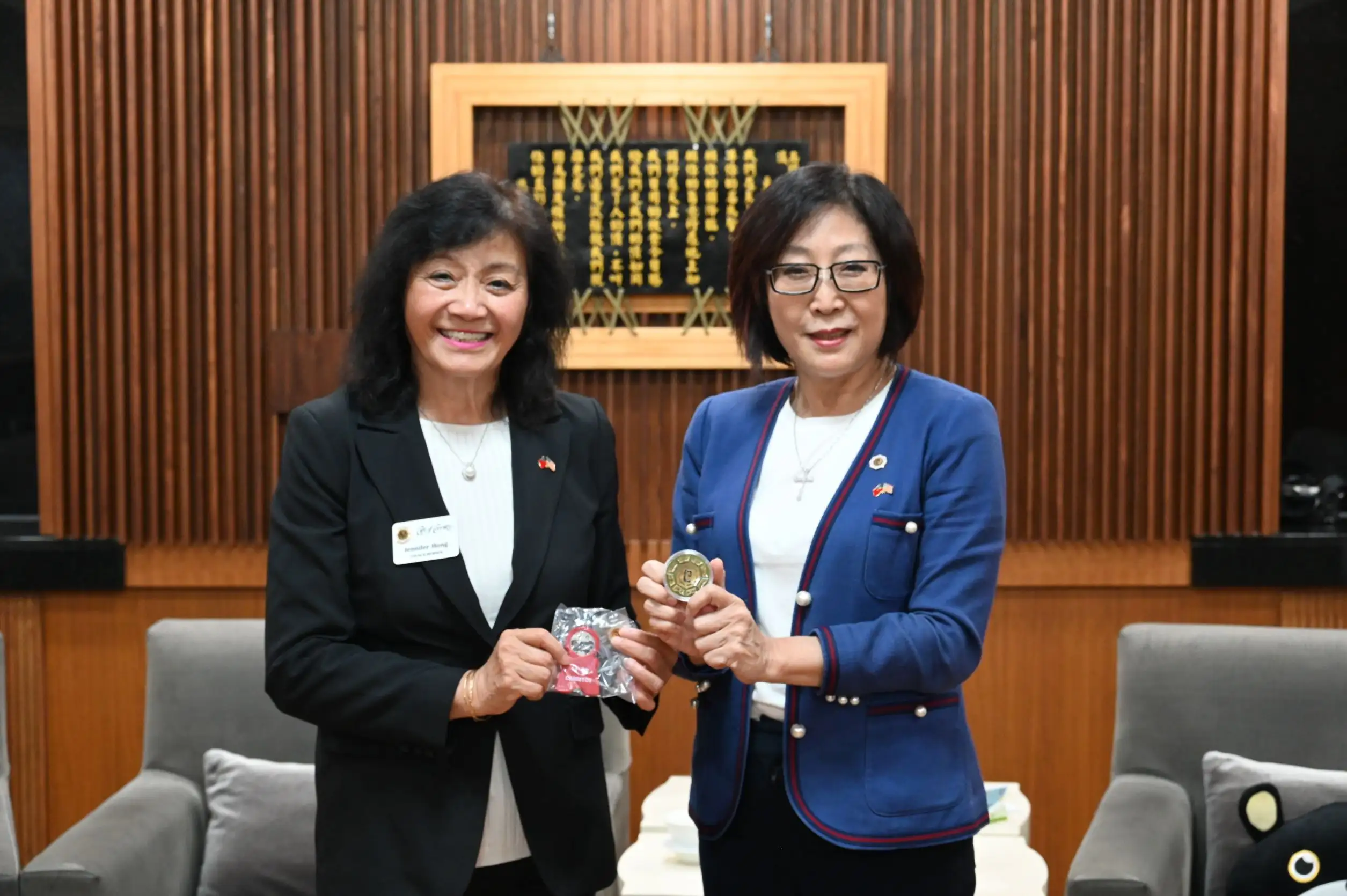 議長康裕成迎接美國加州喜瑞市市議員黃正芬，與同為北一女校友的丁音升、朱愛梅一行到訪，康議長並邀請陳其邁市長到會客室與訪賓合影。（高雄市議會提供）