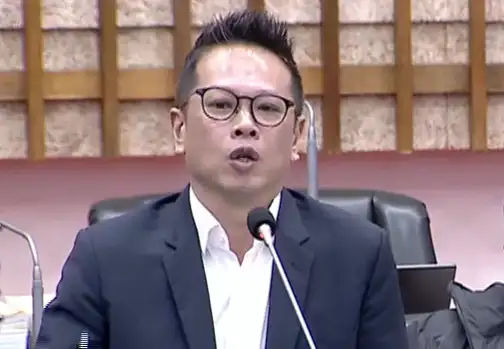 市議員何權峰批評藍白兩次修正財劃法，影響高雄軌道等重大建設。（記者吳文生攝）