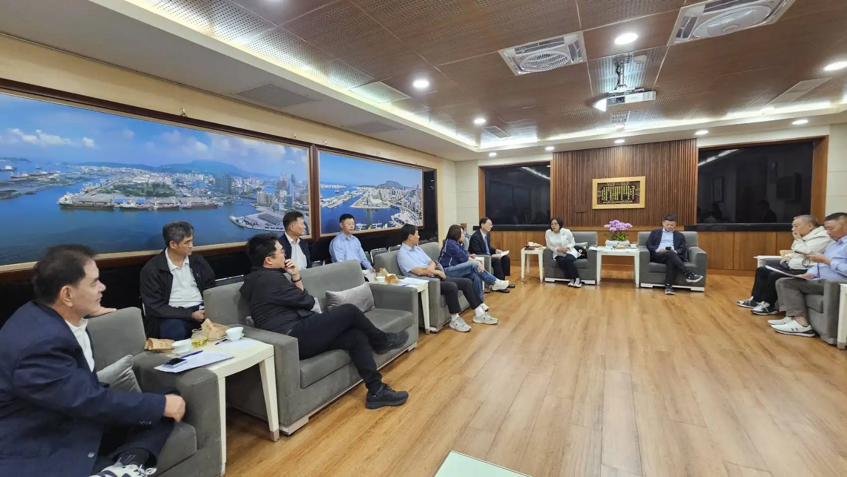 市議會三日舉行程序委員會議，議長康裕成敲定第六次定期大會變更議事日程。（高雄市議會提供）