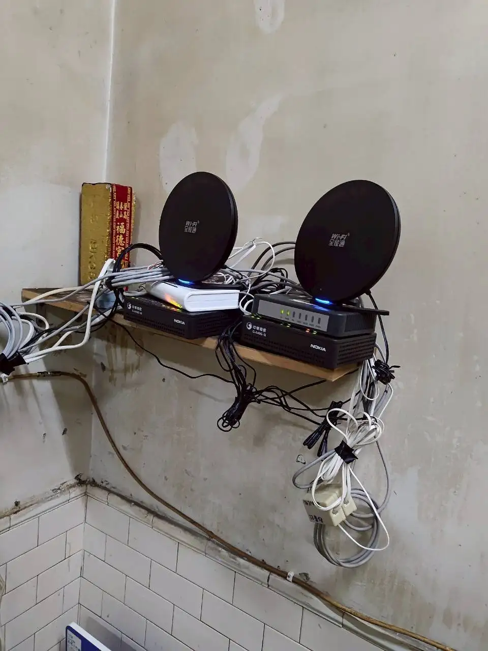 警方跨區搜索39處機房據點，起獲83台IPPBX及多項電信設備，逮捕11名嫌犯，成功瓦解境外詐騙中繼機房，守護民眾財產安全。(圖/偵八大隊六隊 提供)