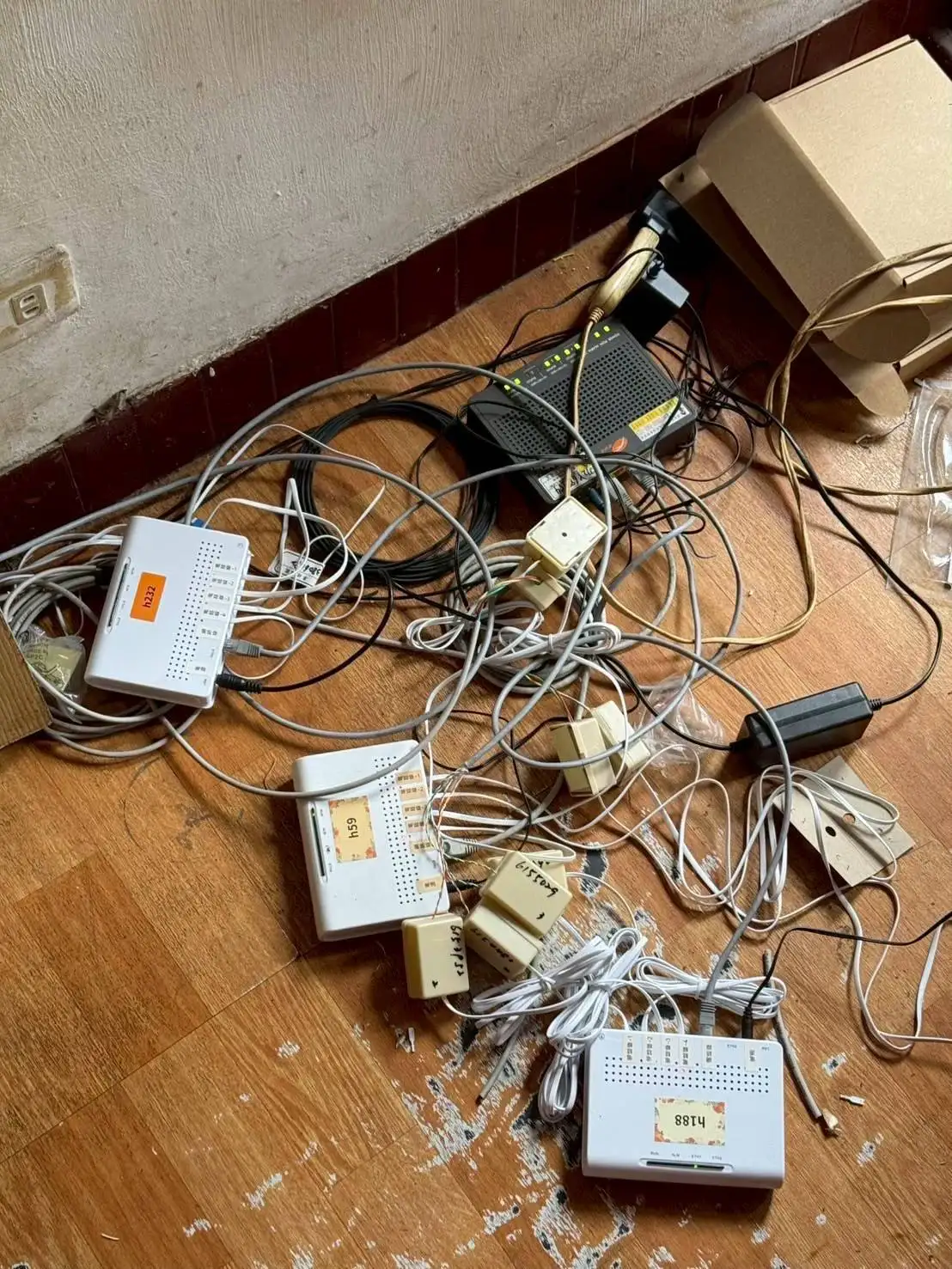 警方跨區搜索39處機房據點，起獲83台IPPBX及多項電信設備，逮捕11名嫌犯，成功瓦解境外詐騙中繼機房，守護民眾財產安全。(圖/偵八大隊六隊 提供)