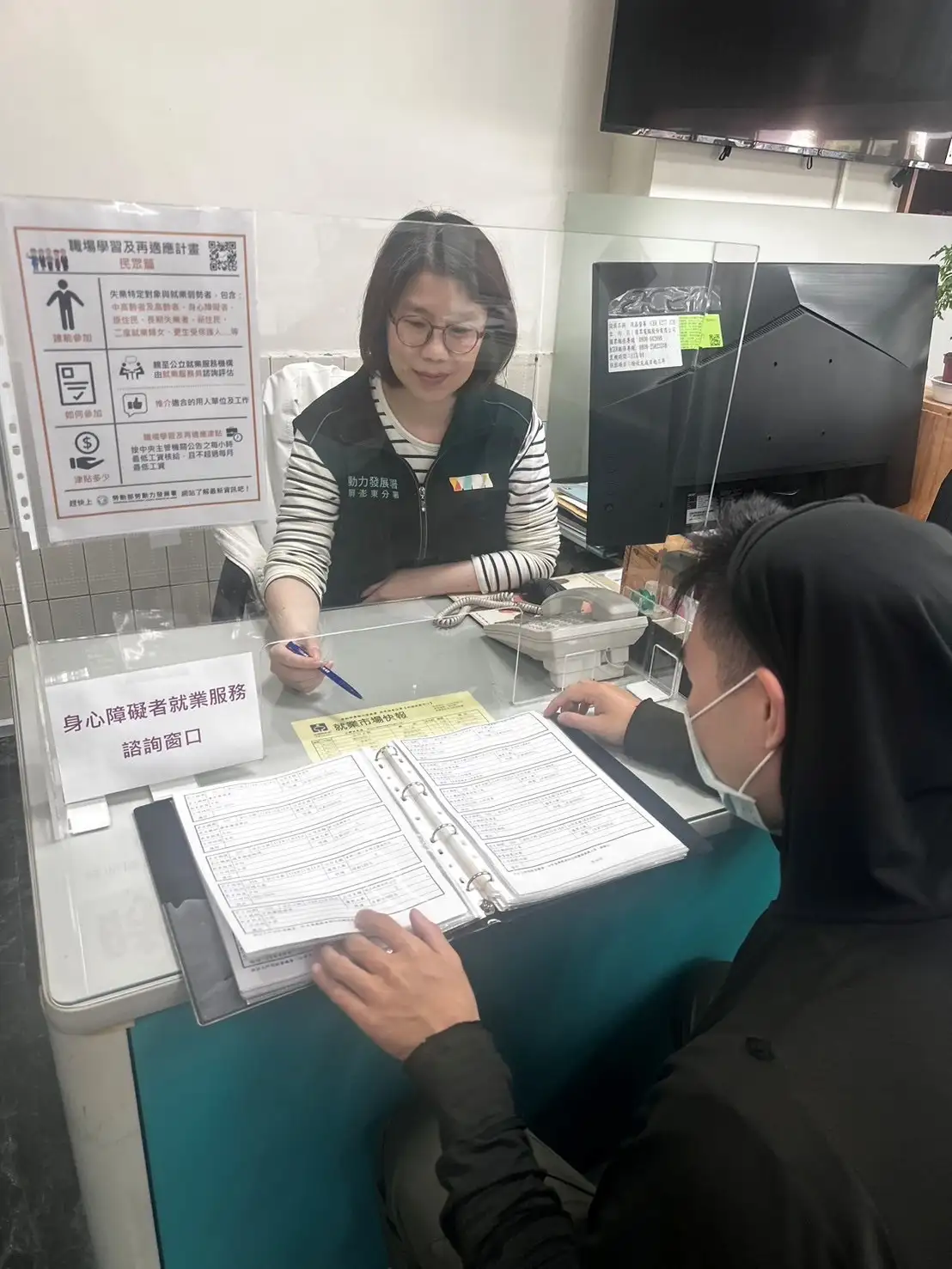 勞動部高屏澎東分署協助身心障礙者穩定就業，與友善雇主攜手打造包容職場環境，小靜（化名）在支持下成功就業滿1年7個月。(圖/高屏澎東分署 提供)