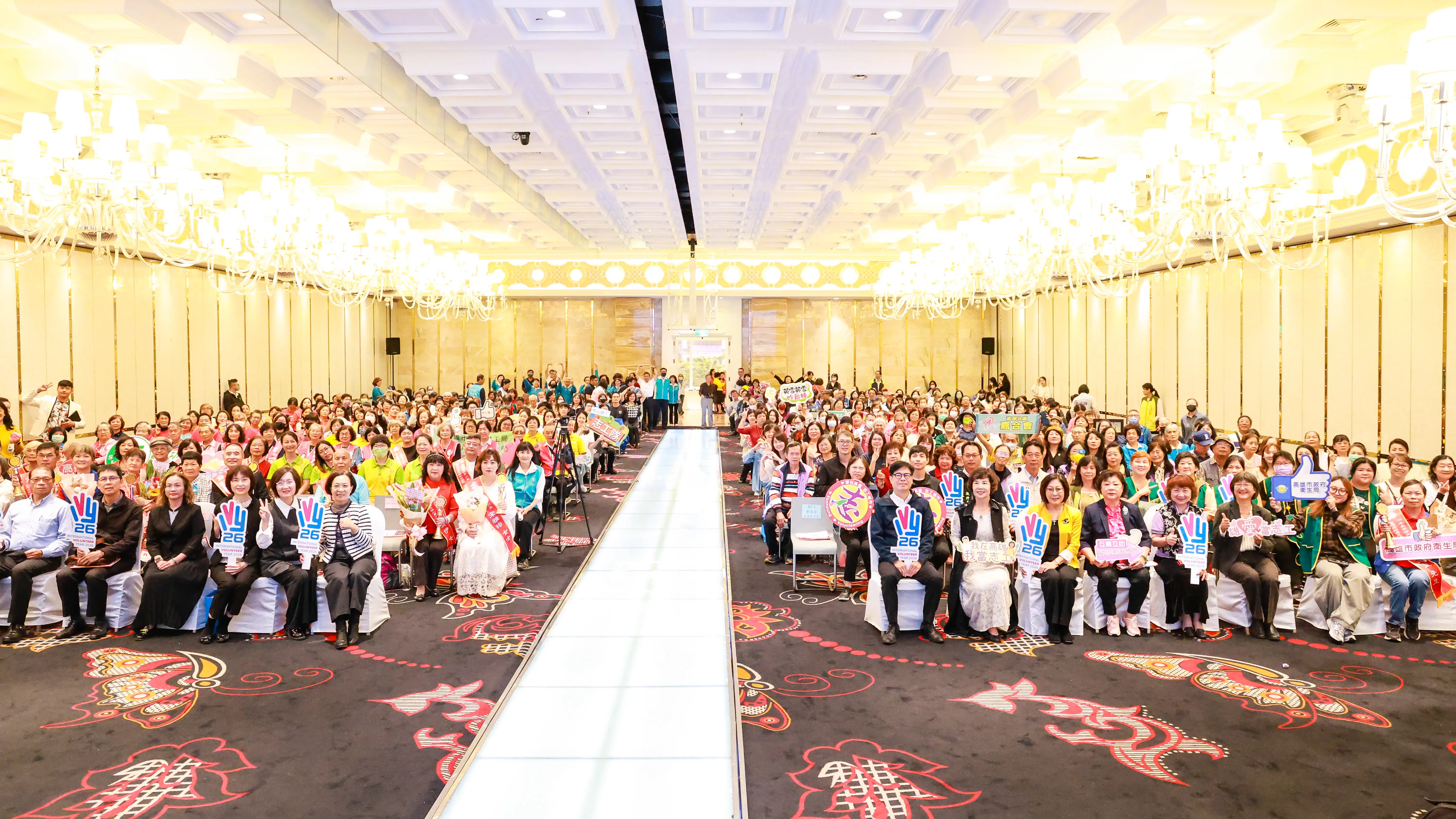 高雄目前擁有超過1,300支志工隊、逾11.7萬名志工投入多元領域服務，陳其邁以「高雄英雄」形容志工夥伴，感謝大家長年的付出。（高雄市政府提供）
