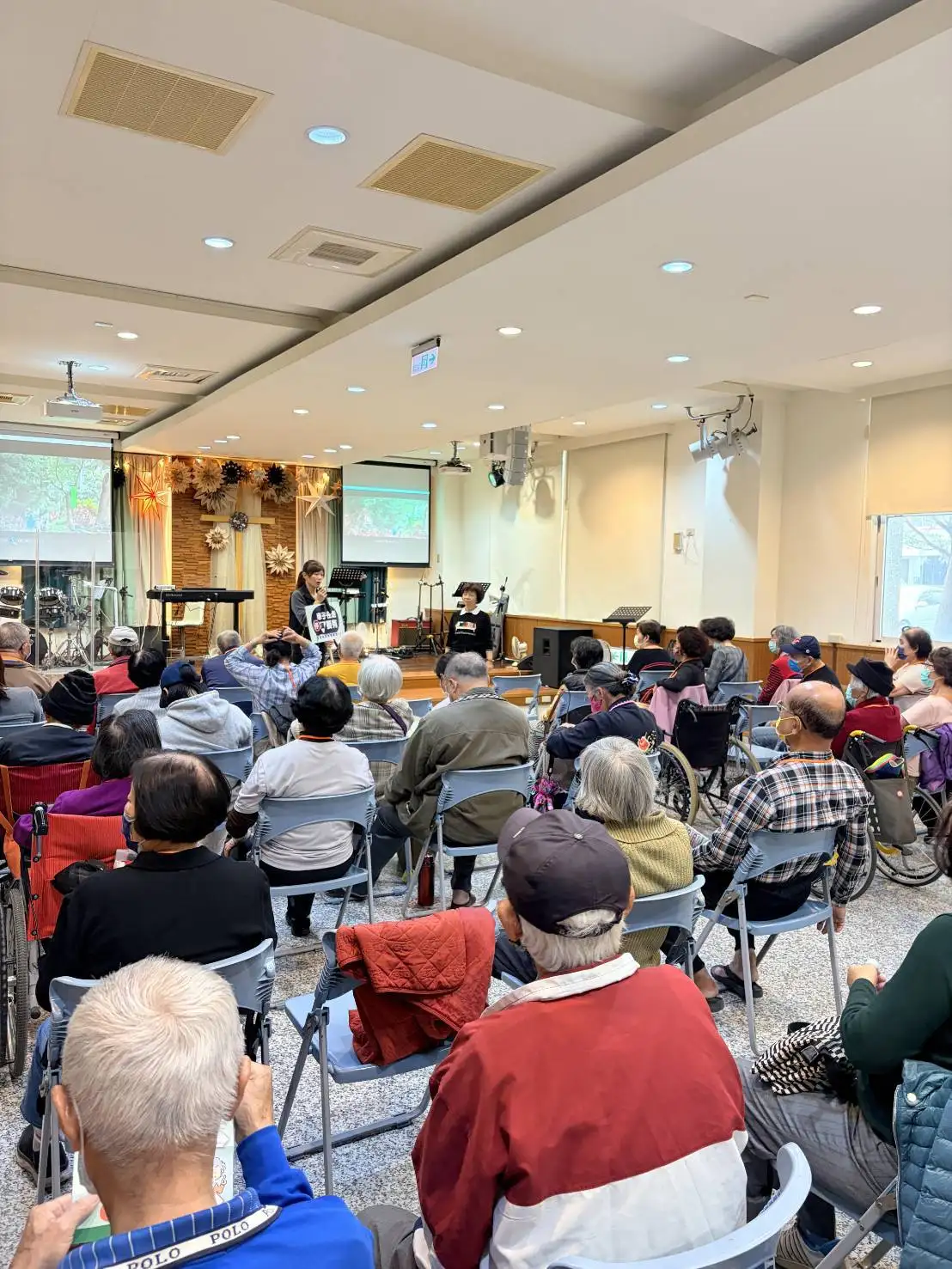 南警五分局前往美好教會向長者宣導路口交通安全，透過影片與口語講解提升高齡族群用路觀念。(圖/南警五分局 提供)