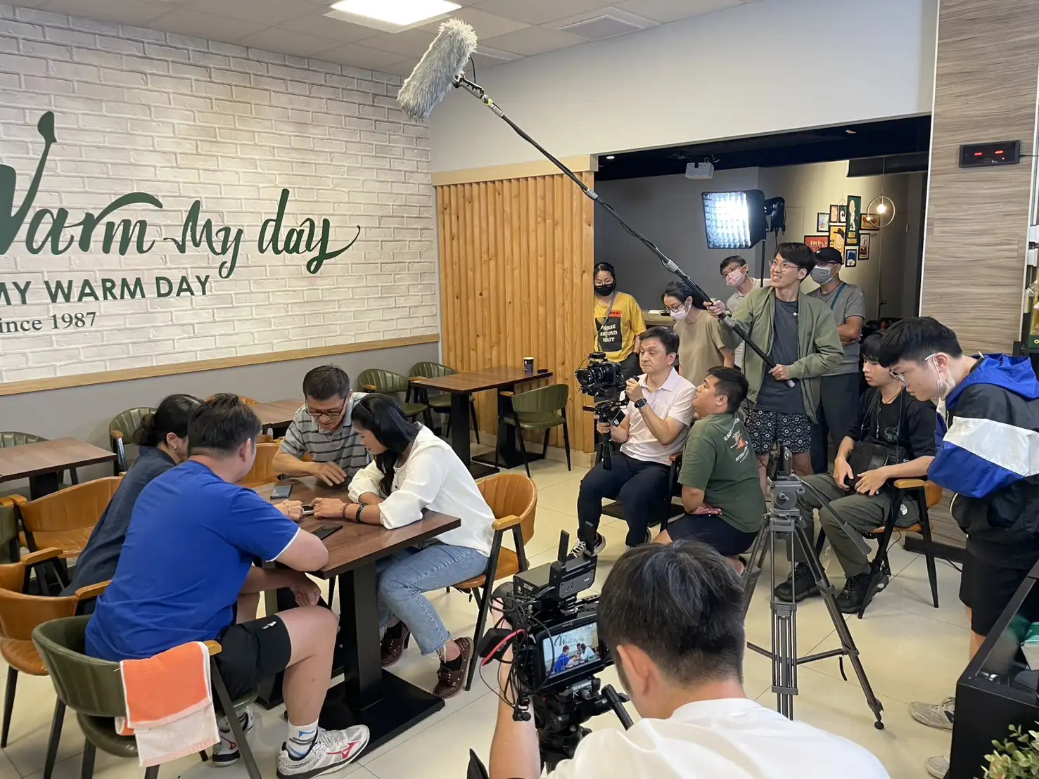 群亞國際是全台少數具備完整影音職能模組的訓練機構，近年積極導入生成式AI，建立影音職訓創新模式，培訓學員為新時代影音人才。(圖/雲嘉南分署 提供)