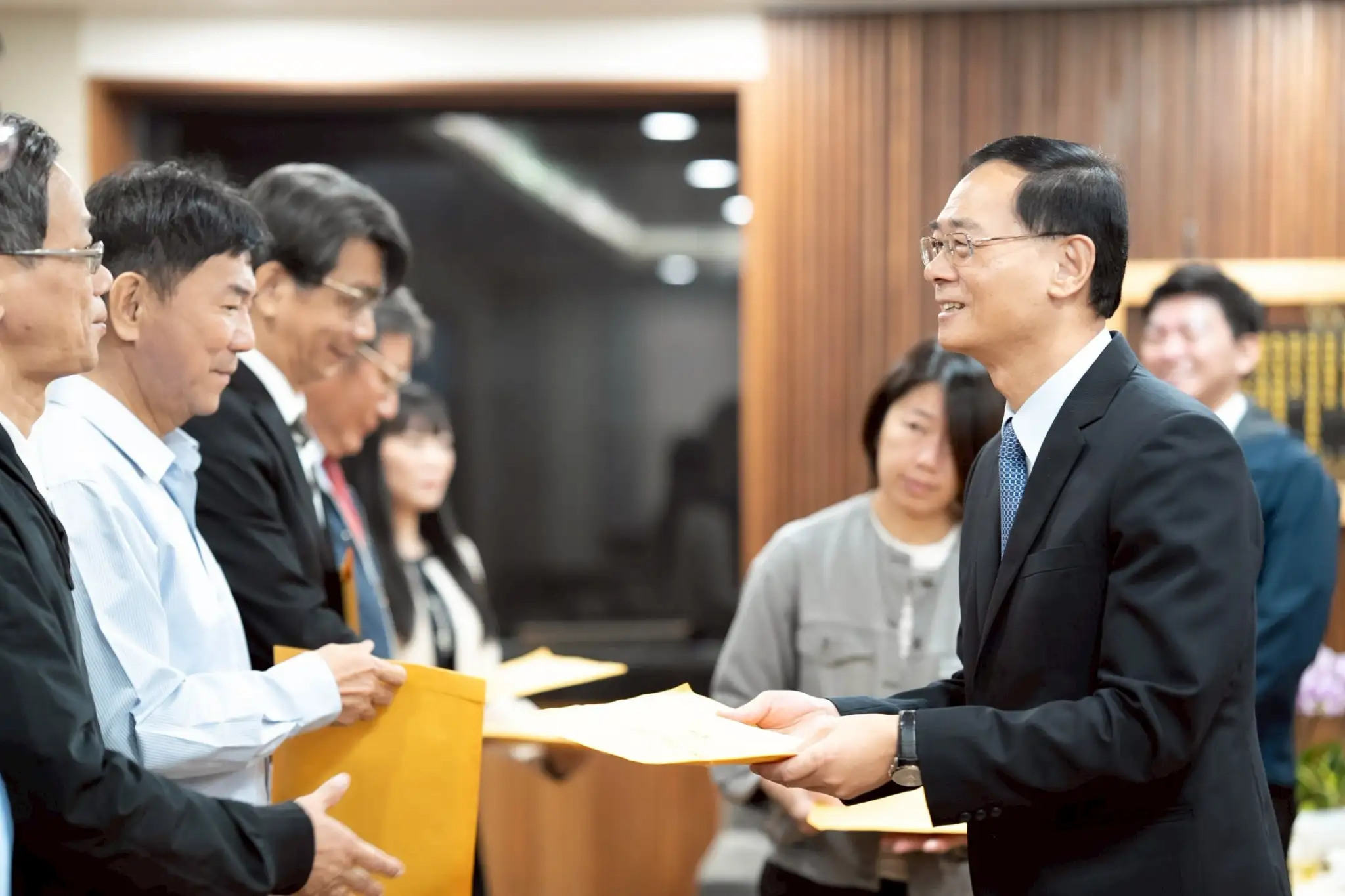 高市議會扮推手！促成玉皇宮贈票邀學子體驗明華園大戲。 （記者吳文欽攝）