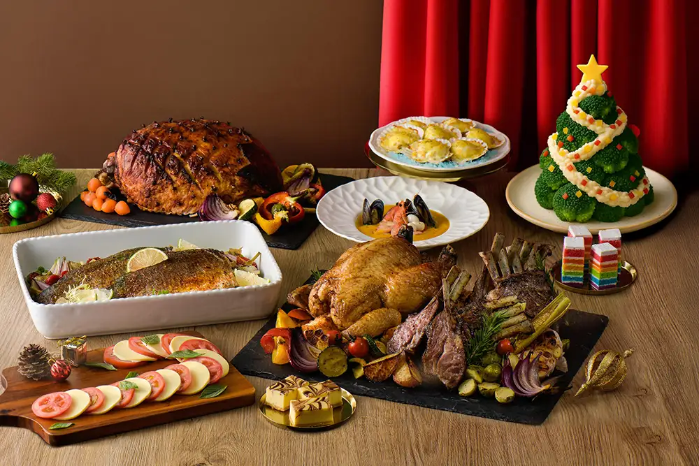 和逸飯店·台南西門館聖誕佳餚包含烤火雞、爐烤牛肉與多款造型甜點，營造童話般的節慶氛圍。(和逸台南館提供)