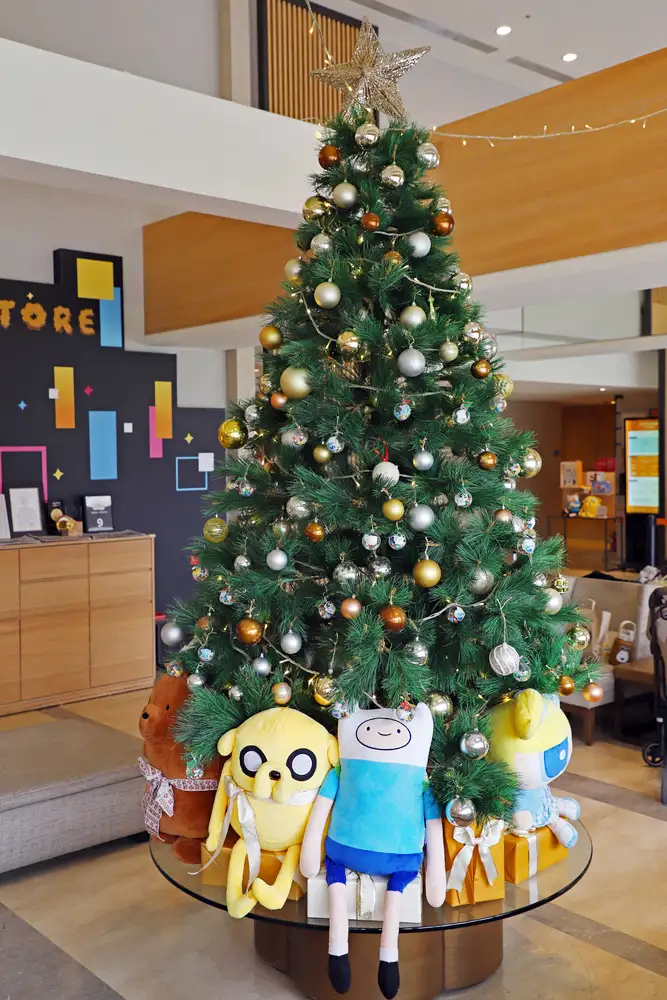 大廳卡通明星聖誕樹成為親子拍照熱點，陪伴旅客迎接溫馨聖誕。(和逸台南館提供)
