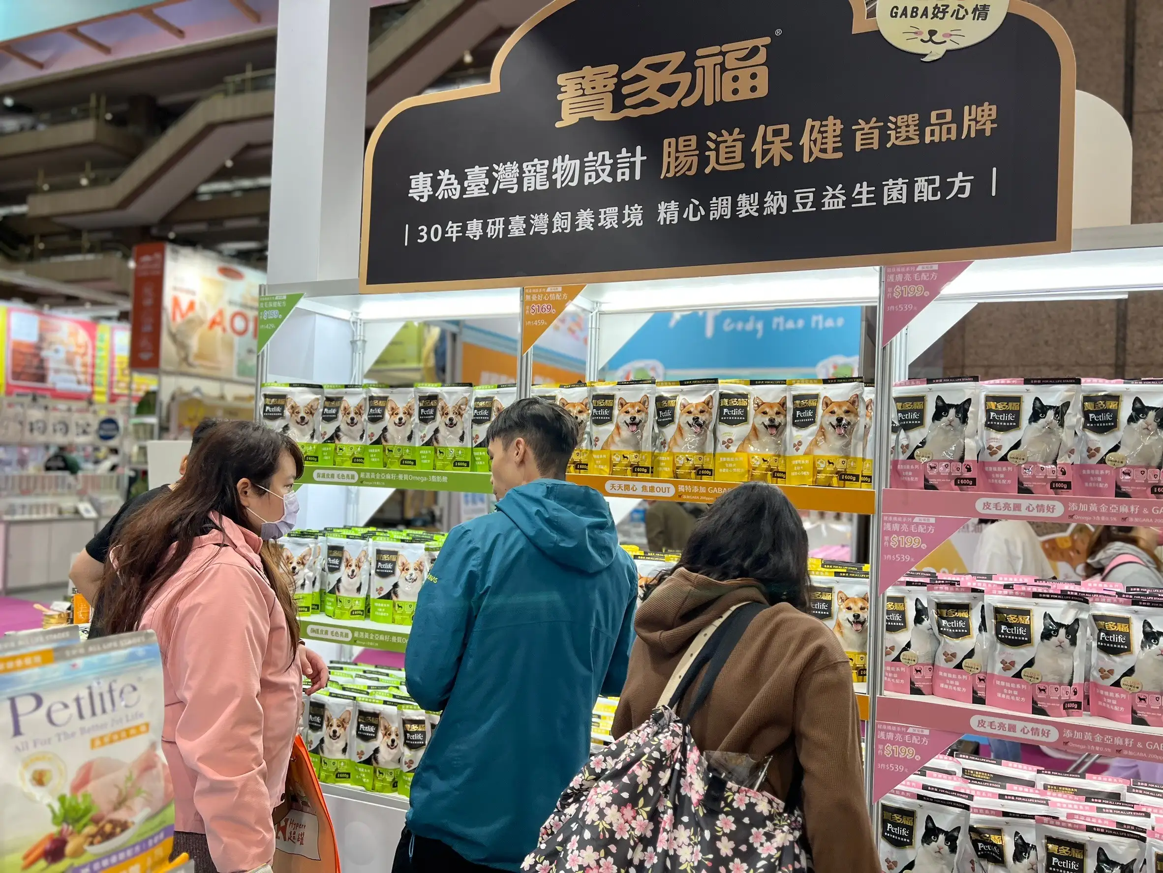 家犬與家貓數量持續攀升，寵物商機火熱，統一企業透過專業研發與食安中心把關，推出多款機能寵物食品，守護毛孩健康。(圖/統一毛孩生活館 提供)