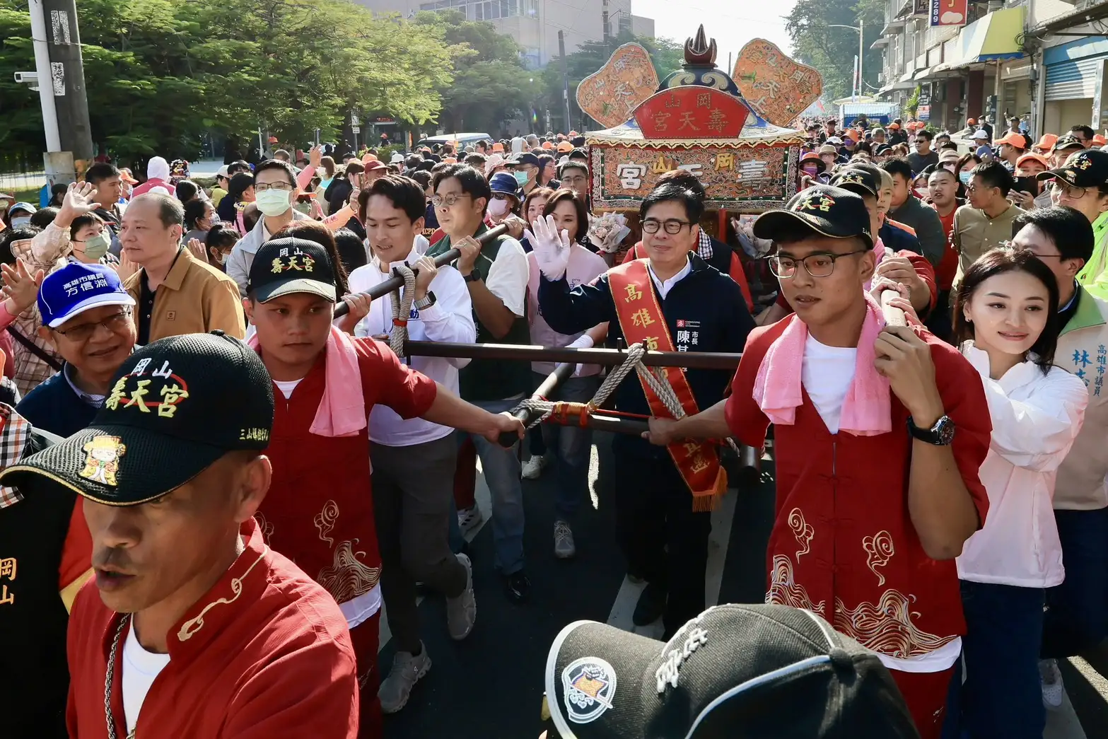 高雄市長陳其邁出席「高雄三山媽祖暨白沙屯媽祖贊境賜福遶境」活動，參香祈福並親點起馬炮、扶轎起駕，恭迎媽祖聖駕巡安，祈願國泰民安、風調雨順。（記者吳文生翻攝）