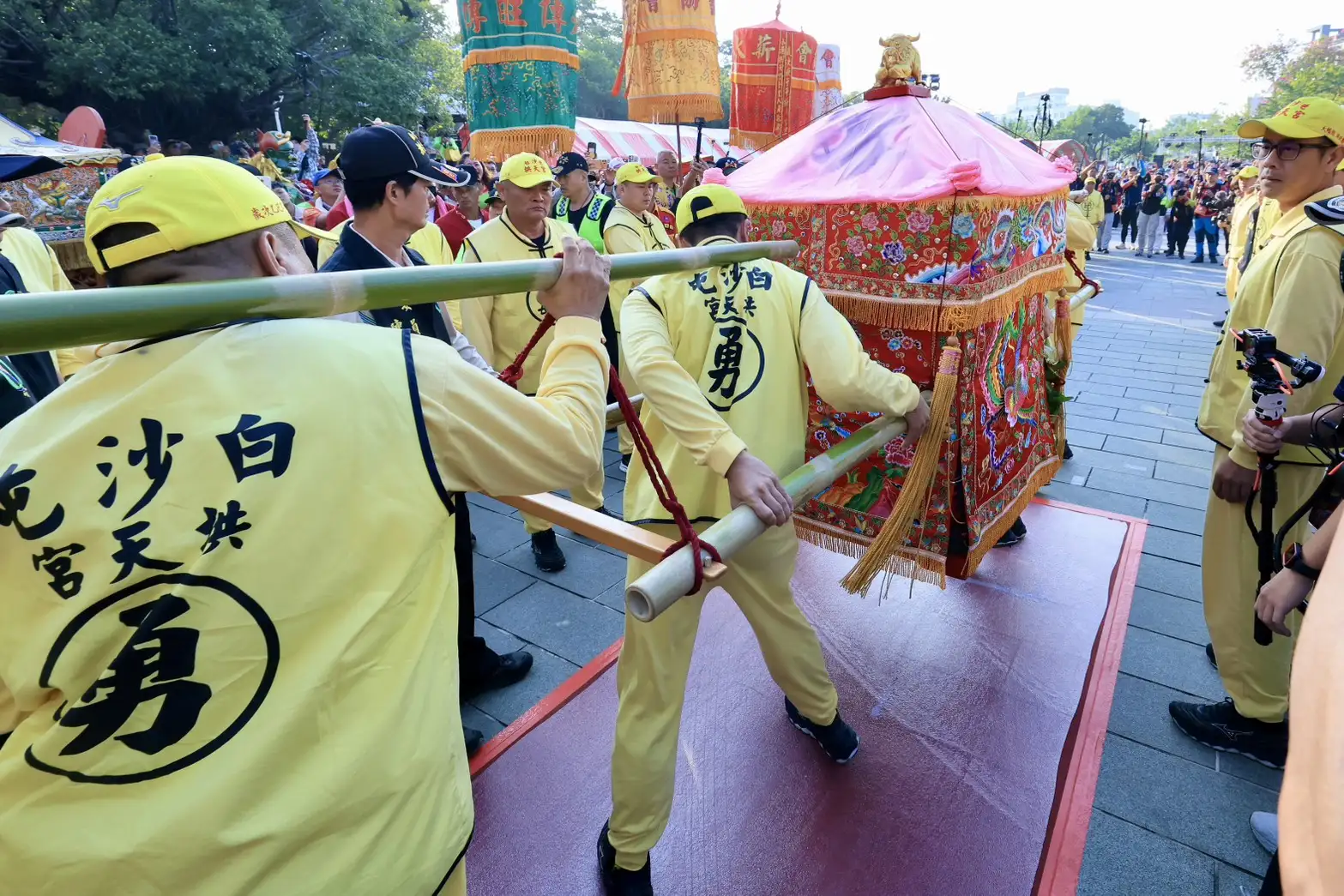 高雄市長陳其邁出席「高雄三山媽祖暨白沙屯媽祖贊境賜福遶境」活動，參香祈福並親點起馬炮、扶轎起駕，恭迎媽祖聖駕巡安，祈願國泰民安、風調雨順。（記者吳文生翻攝）