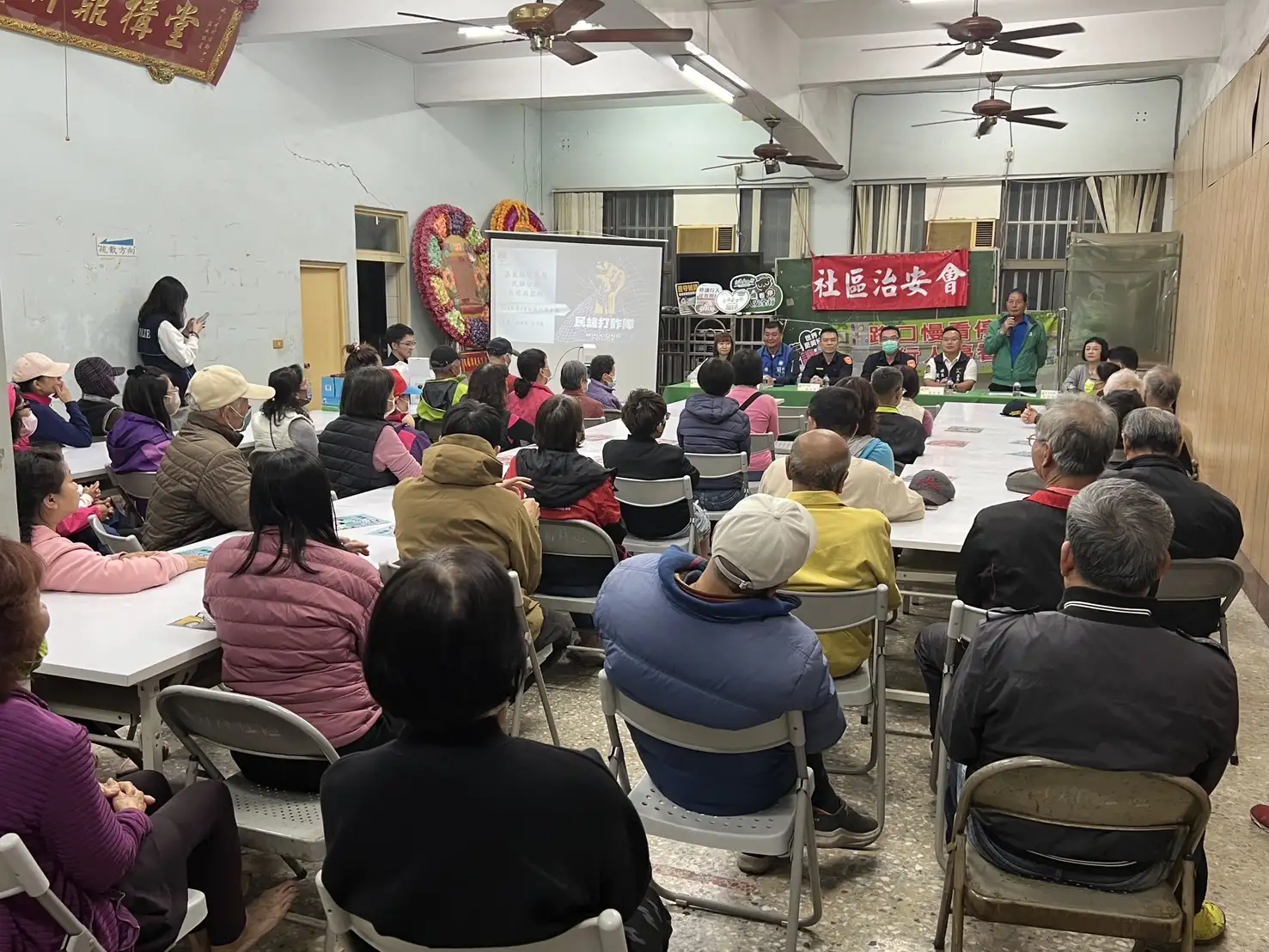 警方向居民講解最新詐騙手法，提醒提高警覺並善用165反詐資源。(圖/民雄分局 提供)