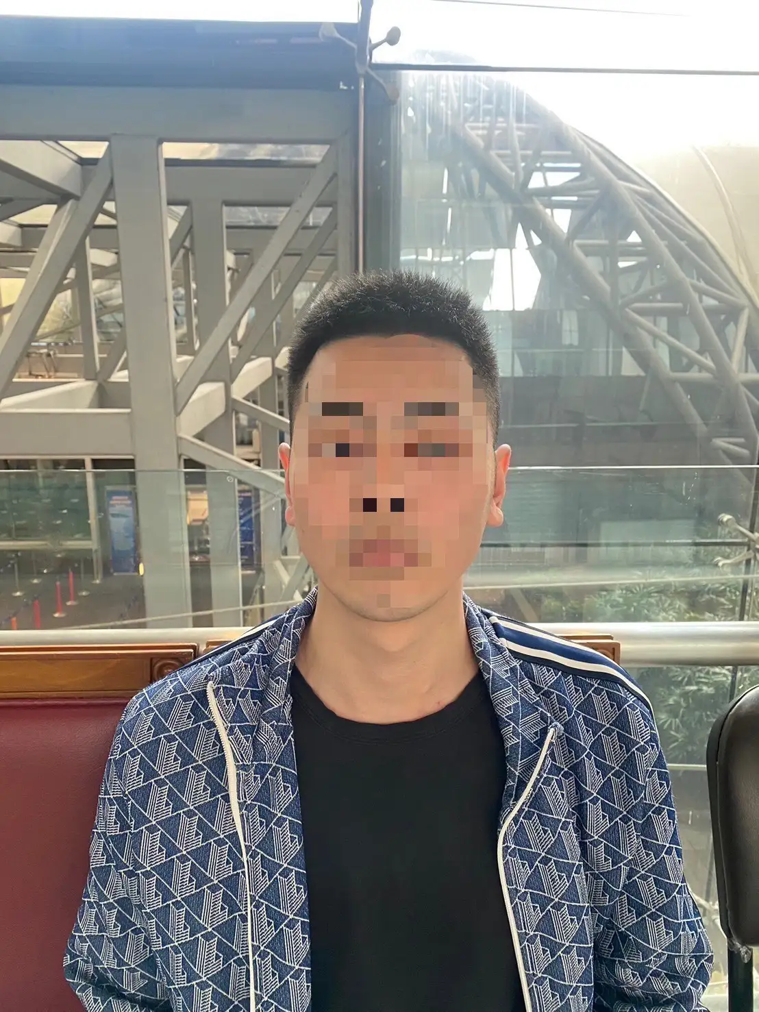 警方公布楊姓槍手影像資訊，並強調將持續透過國際協查機制，追捕嫌犯到案。(記者 張振興 翻攝)