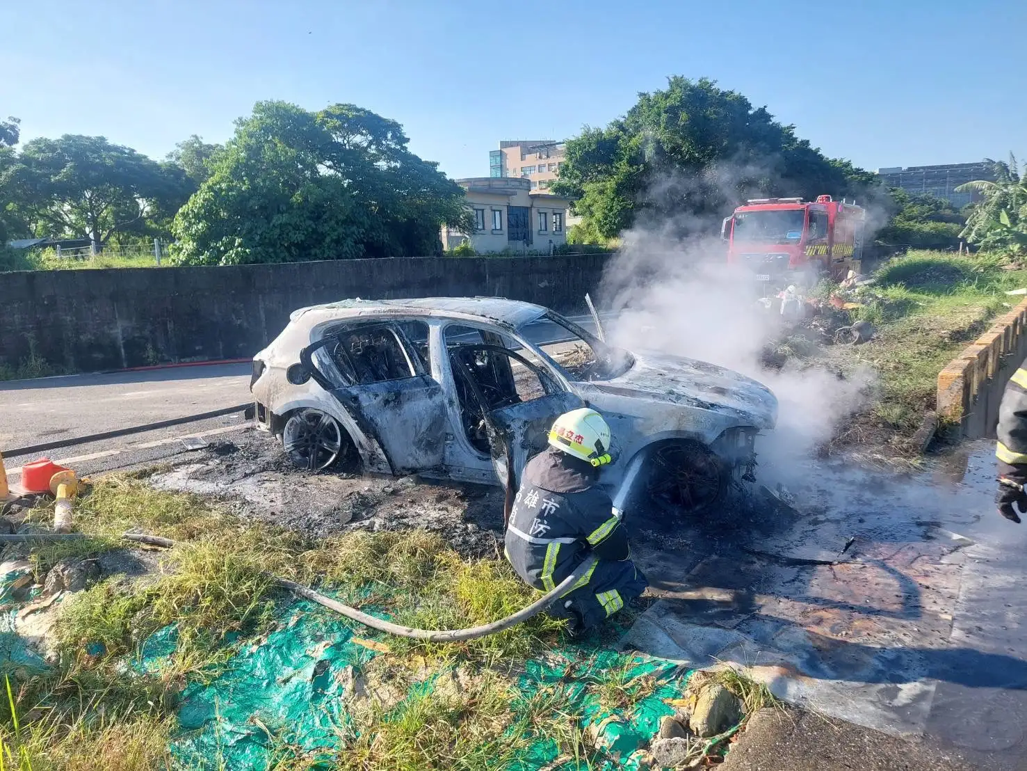 嫌犯行凶後隨即將作案車輛開至岡山偏僻農地焚燒，製造追查斷點，試圖湮滅證據。(記者 張振興 翻攝)