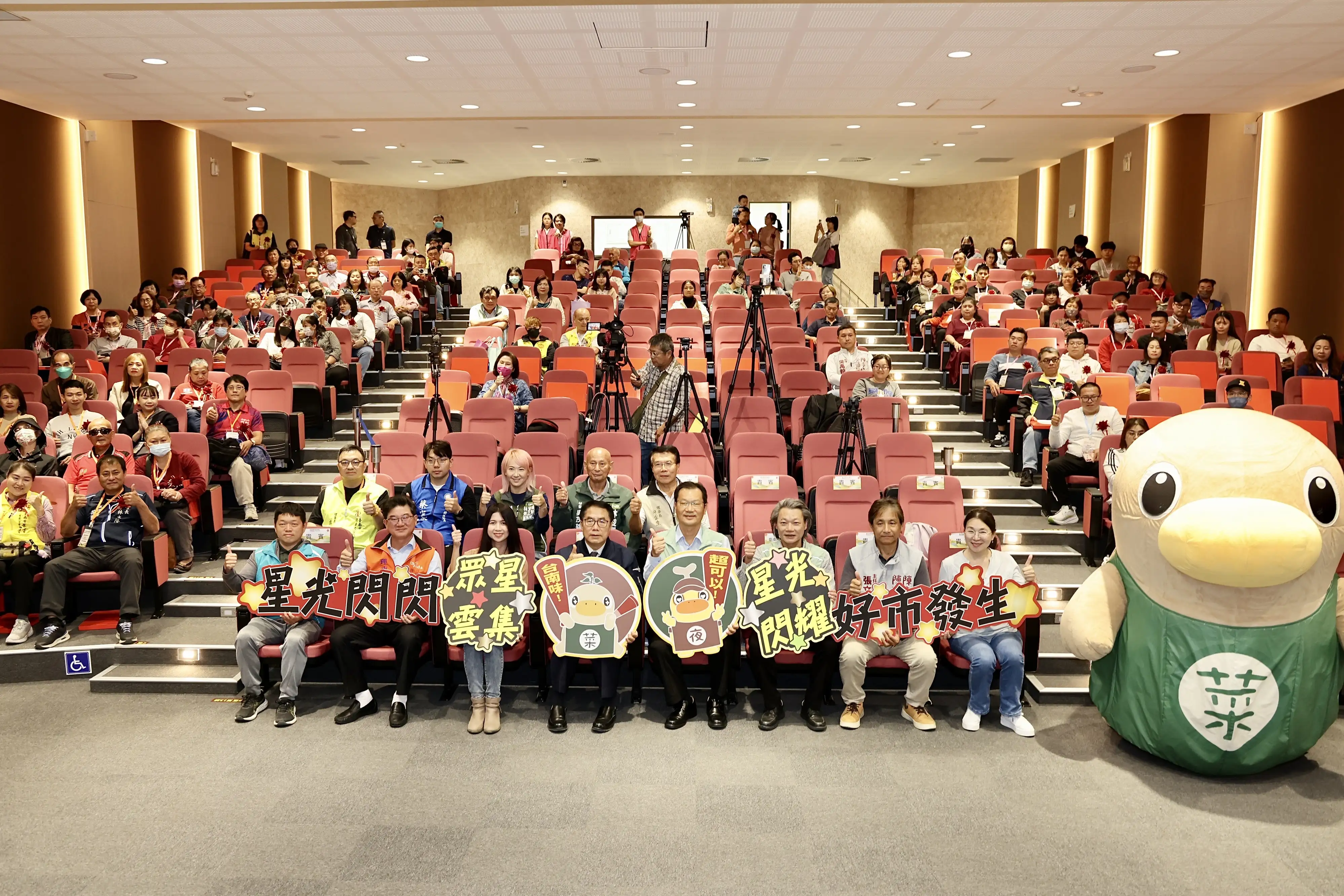 市長黃偉哲與獲獎者合影。（圖／台南市政府　提供）