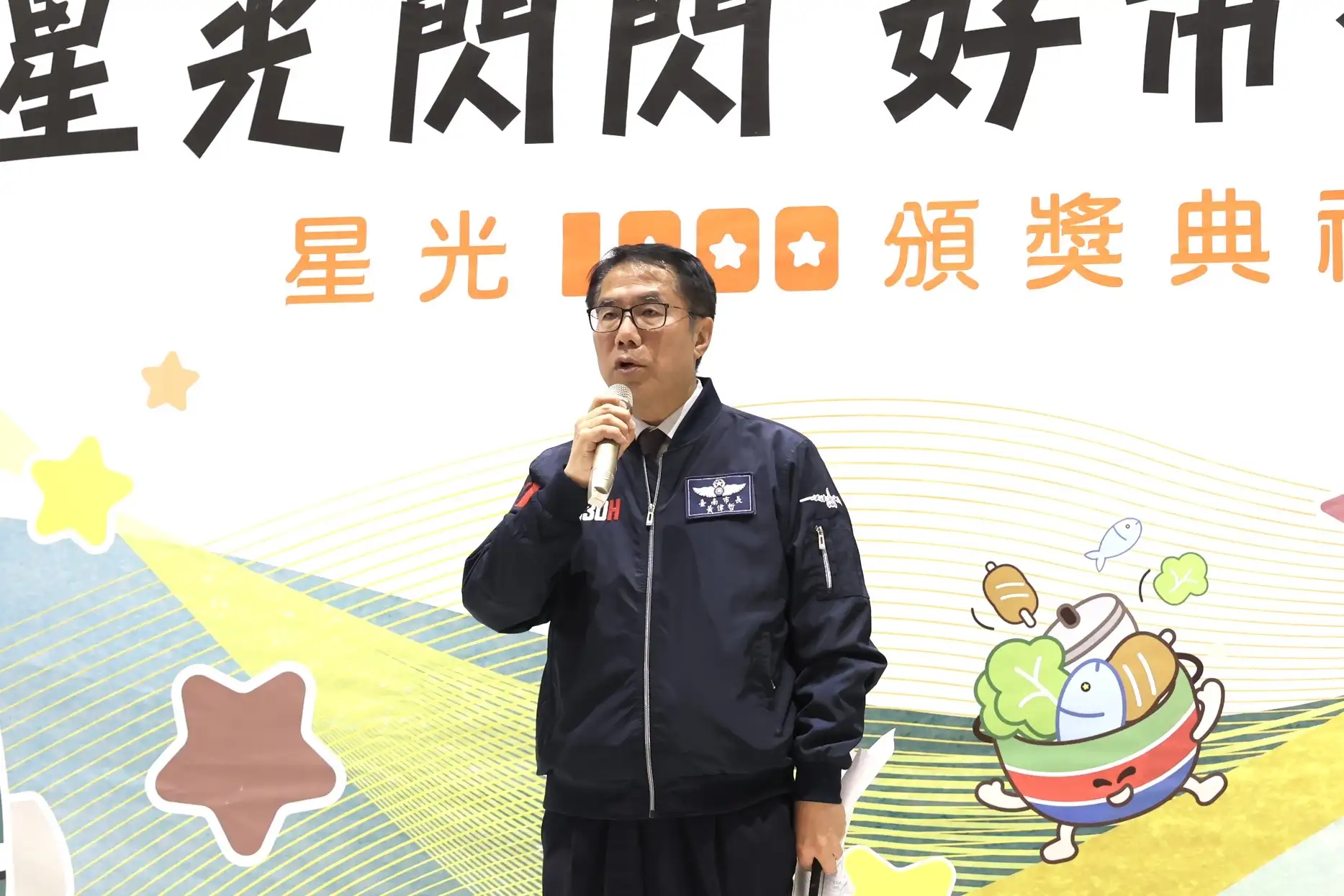 市長黃偉哲今(8)日出席「2025台南樂活市集星光1000頒獎典禮」，親自頒獎給連續三年蟬聯五星市集的花園夜市及各獲獎市集名攤。（圖／台南市政府　提供）