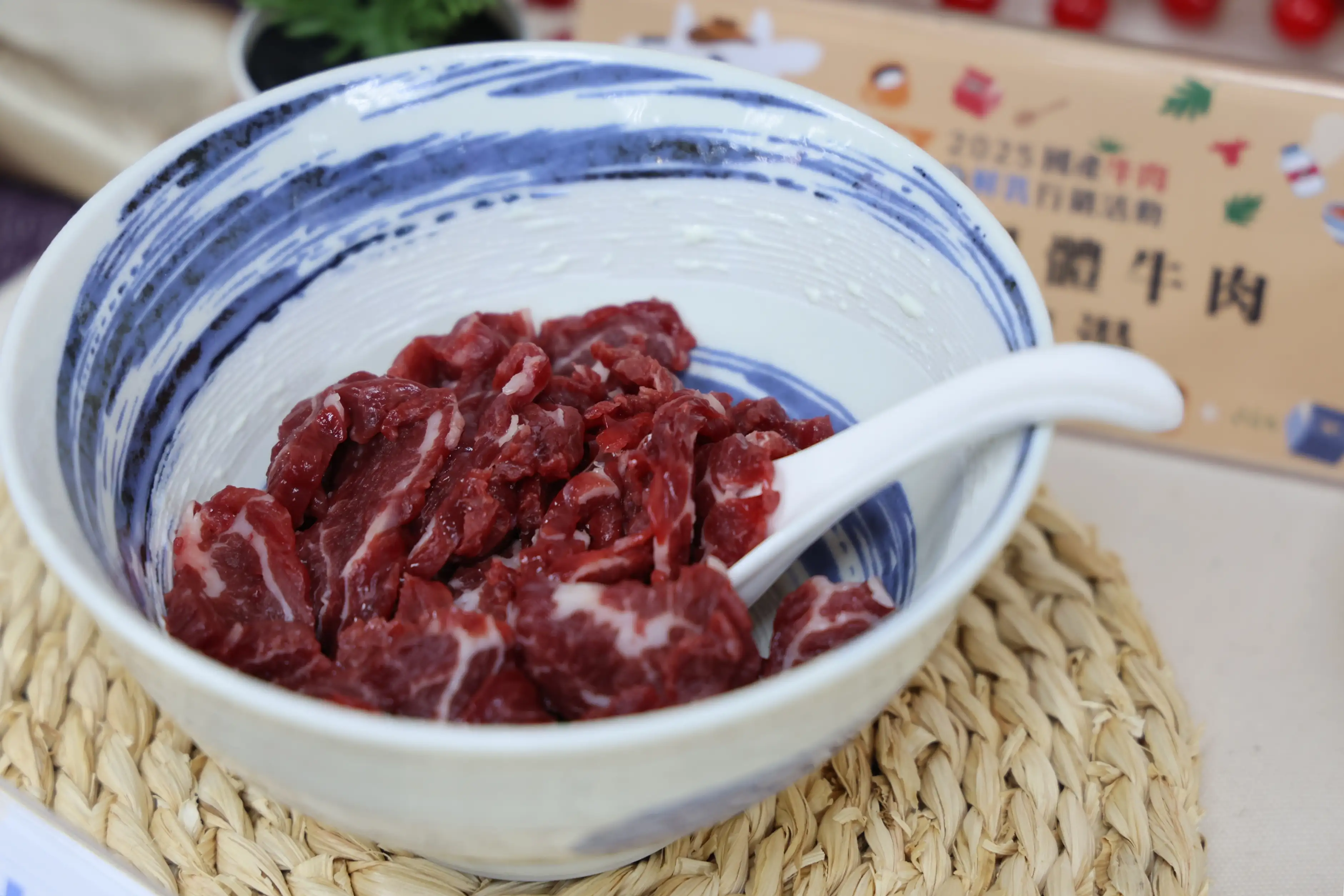 台南的善化肉品市場，牛隻合格屠宰後能以最快速度配送至在地店家，講究的就是「新鮮、即時、快速」，因此才能端出一碗碗熱騰騰、肉質鮮甜的頂級牛肉湯。（圖／台南市政府　提供）