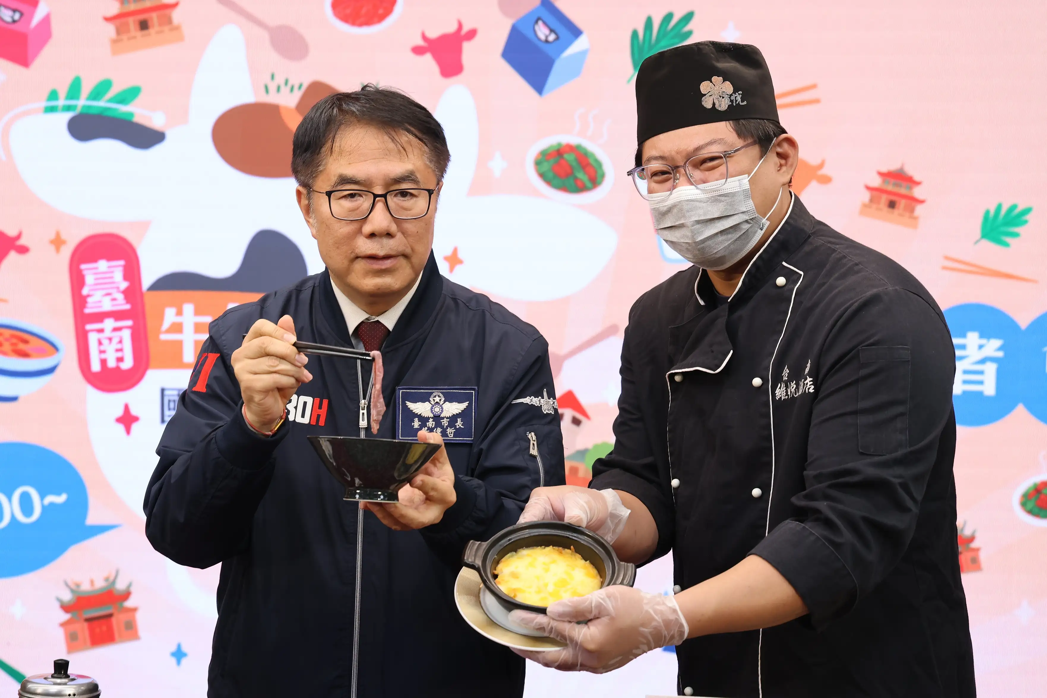 記者會現場，維悅酒店主廚謝思欽(圖右)與市長黃偉哲現場示範DIY最道地的台南「清燙牛肉湯」，熱湯一沖、鮮肉瞬間轉粉紅，現場香氣四溢令來賓食指大動。（圖／台南市政府　提供）