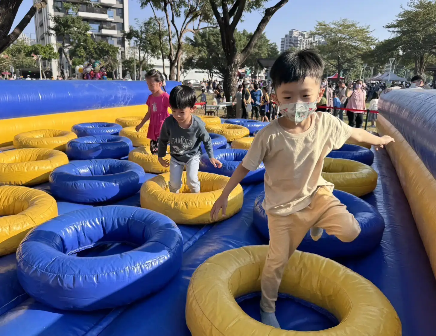 氣墊障礙挑戰刺激好玩，現場充滿孩童歡笑聲。(觀光集提供）