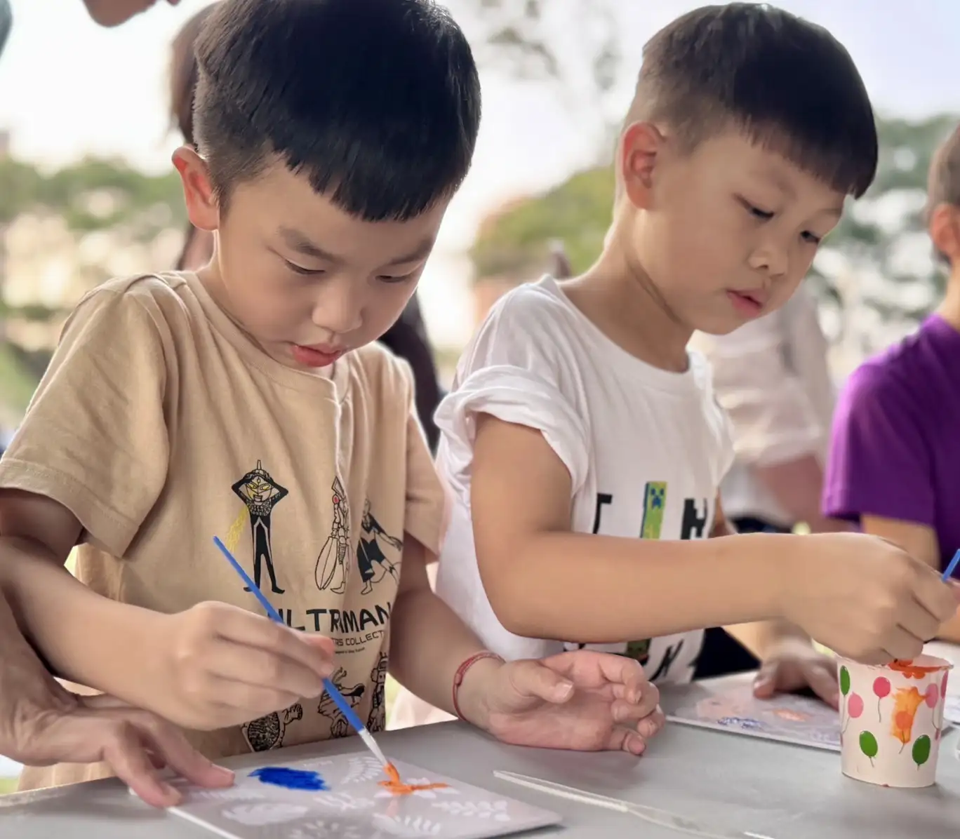 親子一同參加肌理畫手作工作坊，創作獨一無二的作品。(觀光集提供）