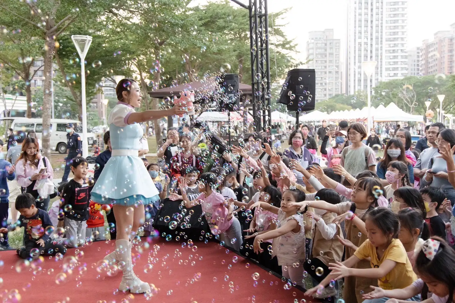 舞台表演精彩連連，包括舞蹈、街舞、氣球小丑及特技秀，掌聲不斷。（觀光集提供）