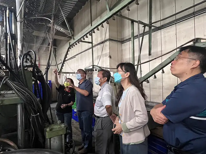 崑大科大師生團隊協助廠商進行溫室氣體盤查。(圖/崑山科技大學 提供)