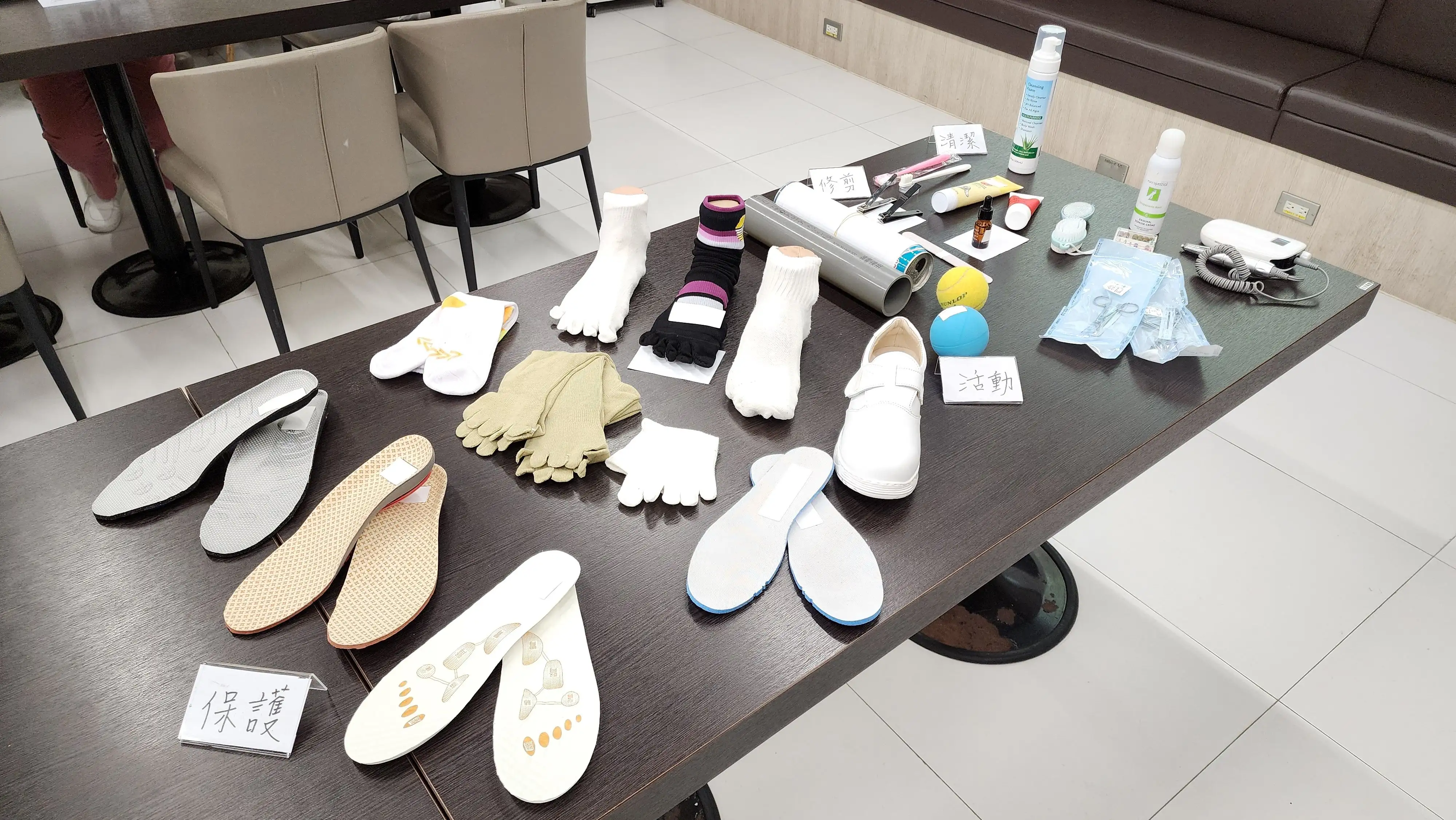 奇美醫院展示足部保養與輔具用品，提醒民眾從日常落實自我照護。(圖/奇美醫院提供)