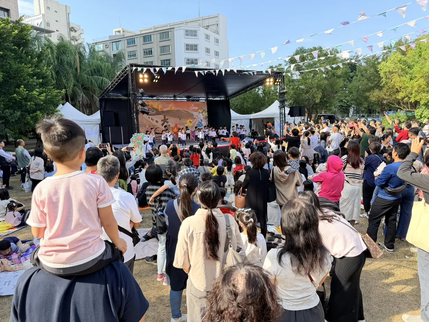 臺南年度最大嬰幼兒親子盛事「德妮嗨派對」熱鬧登場，吸引近千組親子到場，孩子們在沉浸式遊戲場景中開心闖關、感受寓教於樂的多元體驗。(圖/德妮幼教機構提供)