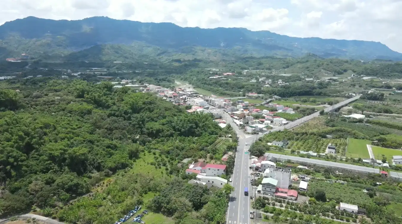 群山綠樹環繞紅瓦白牆，南化區的地理特色和景點地景獲得2025佛羅倫斯世界博覽會佳作。(圖/中華醫大 提供)