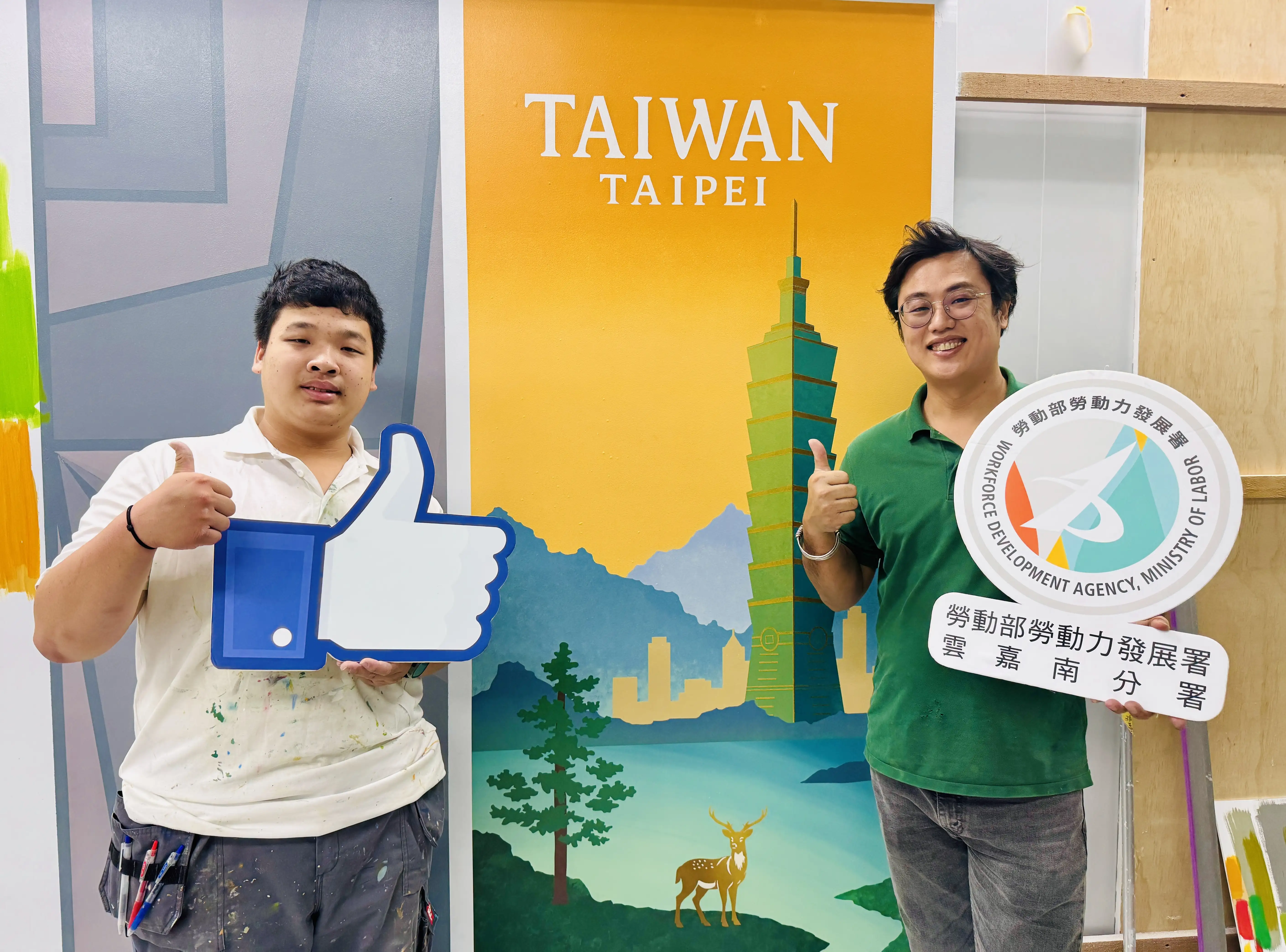 國手洪錦瑋(左)在雲嘉南分署職訓師林裕強(右)的指導下，一路過關斬將，成為國手，彼此建立深厚師徒情誼。(圖/雲嘉南分署 提供)