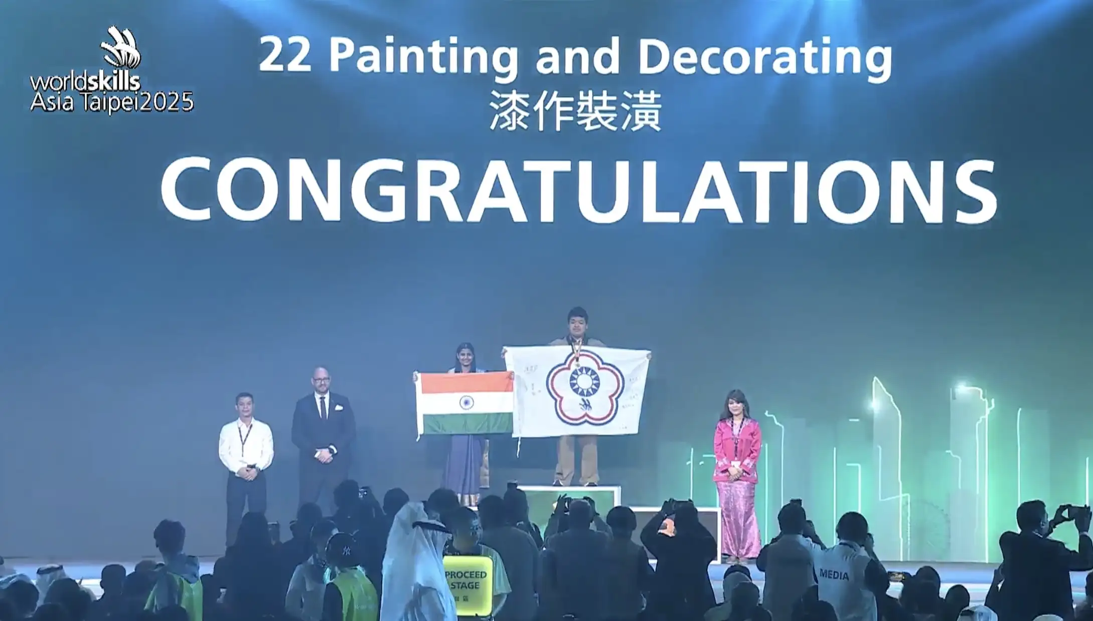 「漆作裝潢」國手洪錦瑋(中)榮獲2025亞洲技能競賽金牌。(圖/雲嘉南分署 提供)