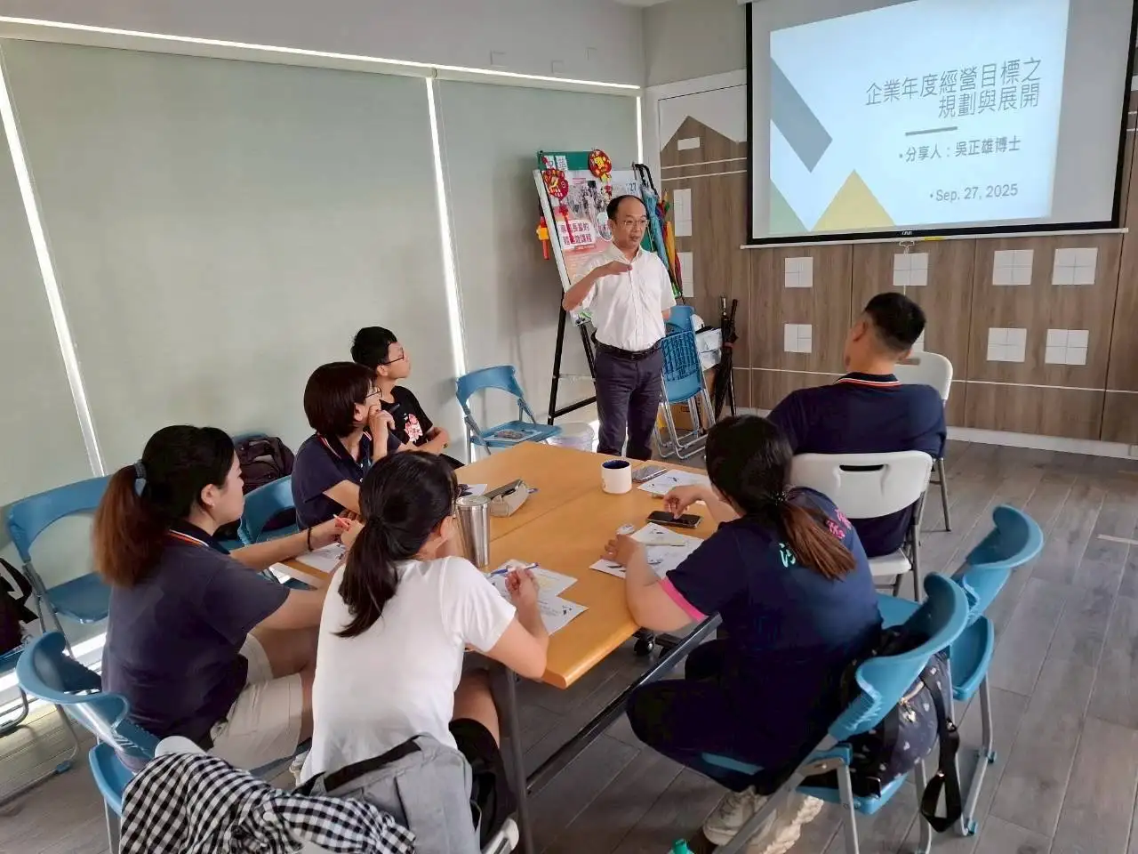 餐旅管理系助理教授吳正雄以自身專業分享餐旅業管理經驗。(圖/嘉南藥理大學 提供)