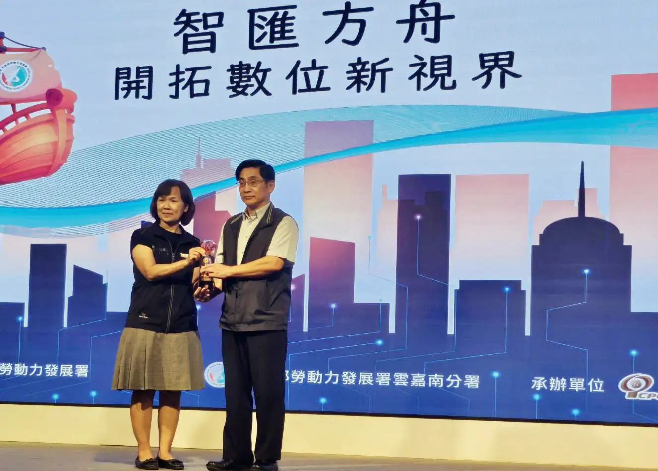 嘉藥是全國唯一科技大學獲勞動部小型企業人才培育12年合作夥伴殊榮。(圖/嘉南藥理大學 提供)